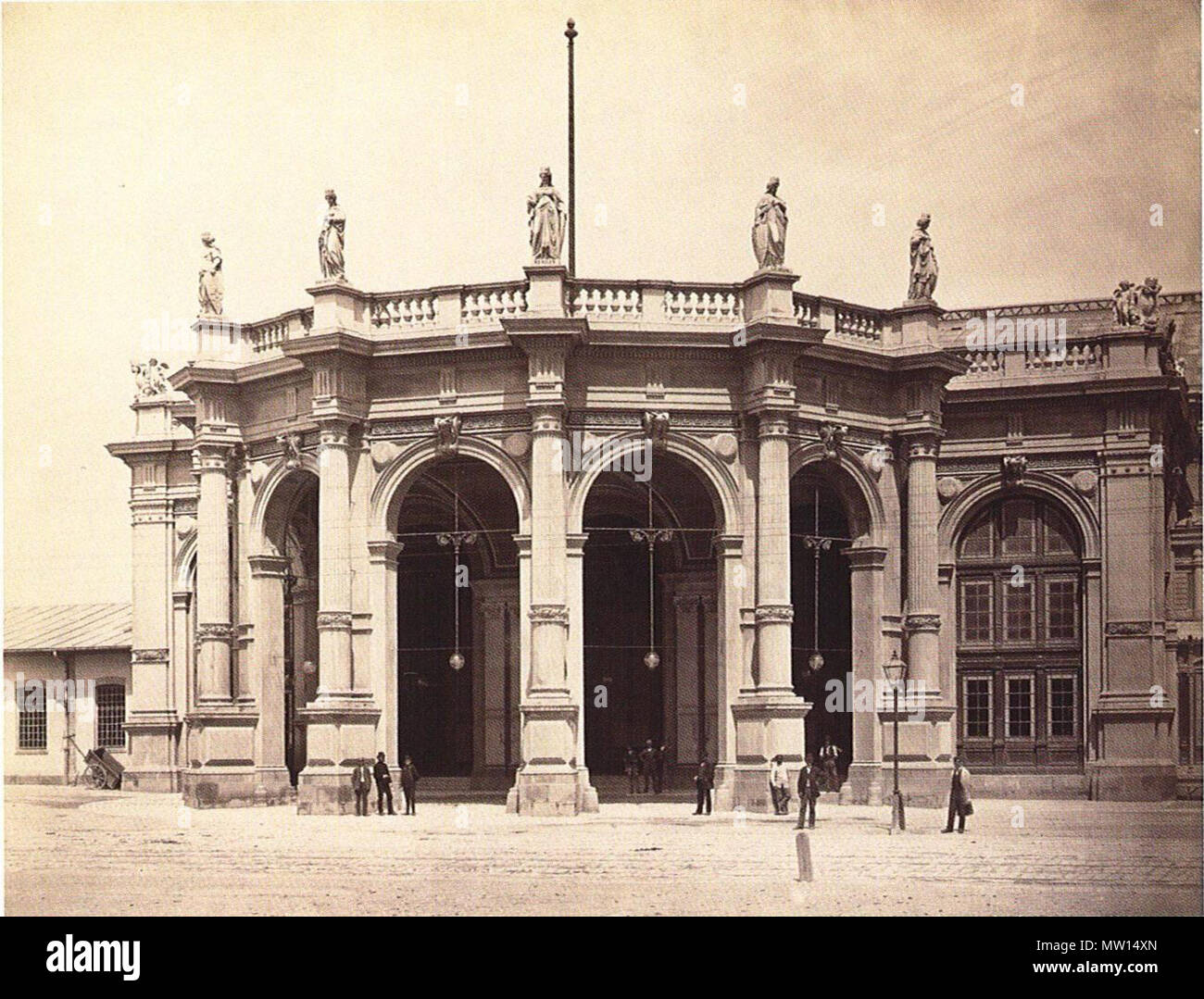 Deutsch : Nordwestbahnhof in der Brigittenau, dem XX. Gemeindebezirk von  Wien / Österreich / Europäische Union européenne. Nordwestbahnhof, die  Unterfahrt, eine elegante großräumige Vorhalle halbrunde Abfahrtsseite  Städtestatuen auf der mit der