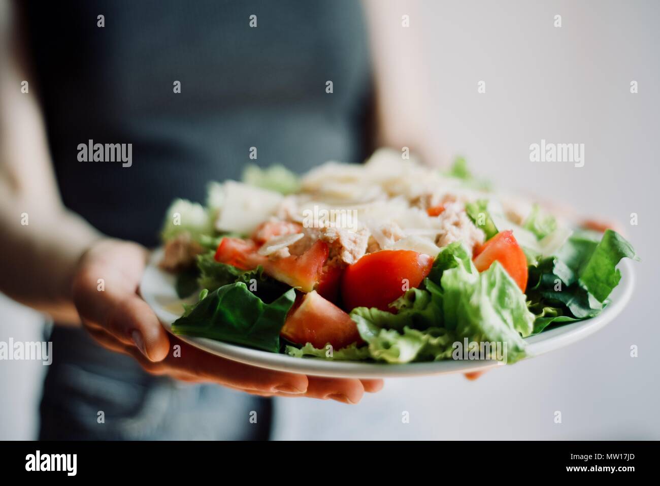 Mains et lave, femme manger sain nourriture frais savoureux de salade organique beutiful, Detox, régimes, nutrition, nourriture fitnexx Banque D'Images