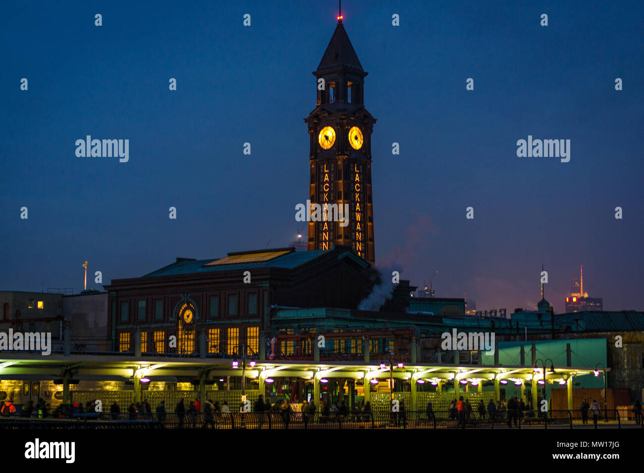 Tour de l'horloge de la gare d'Hoboken lit up at night Banque D'Images