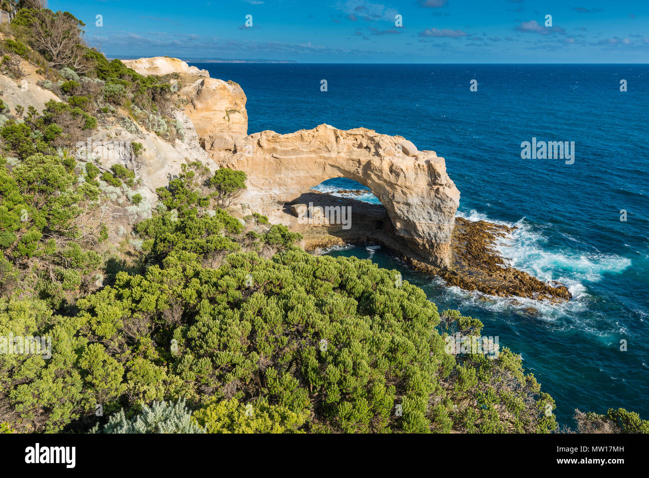 L'Arche, une formation rocheuse calcaire naturel dans le parc national de Port Campbell, Victoria, Australie. Banque D'Images