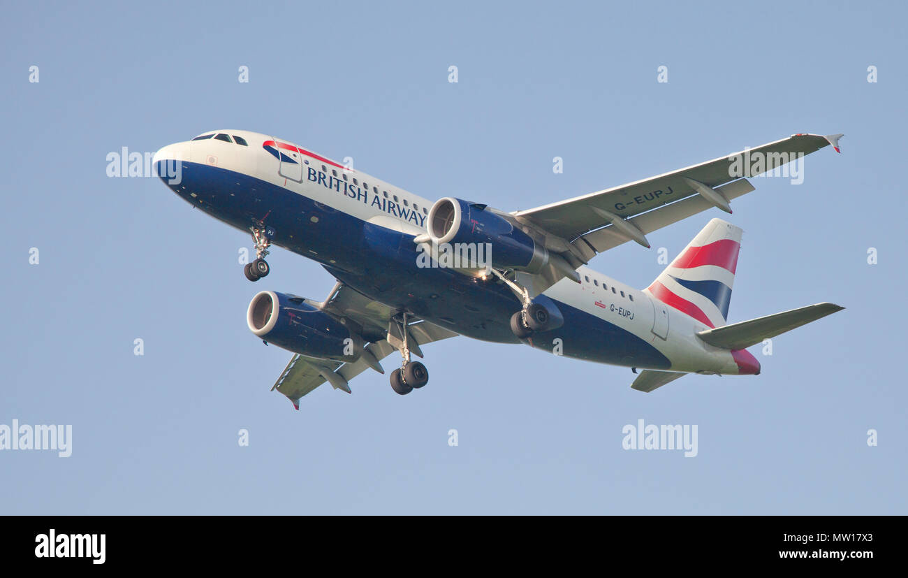 British Airways Airbus A319 G-EUPJ en approche finale à l'aéroport de Londres Heathrow LHR Banque D'Images
