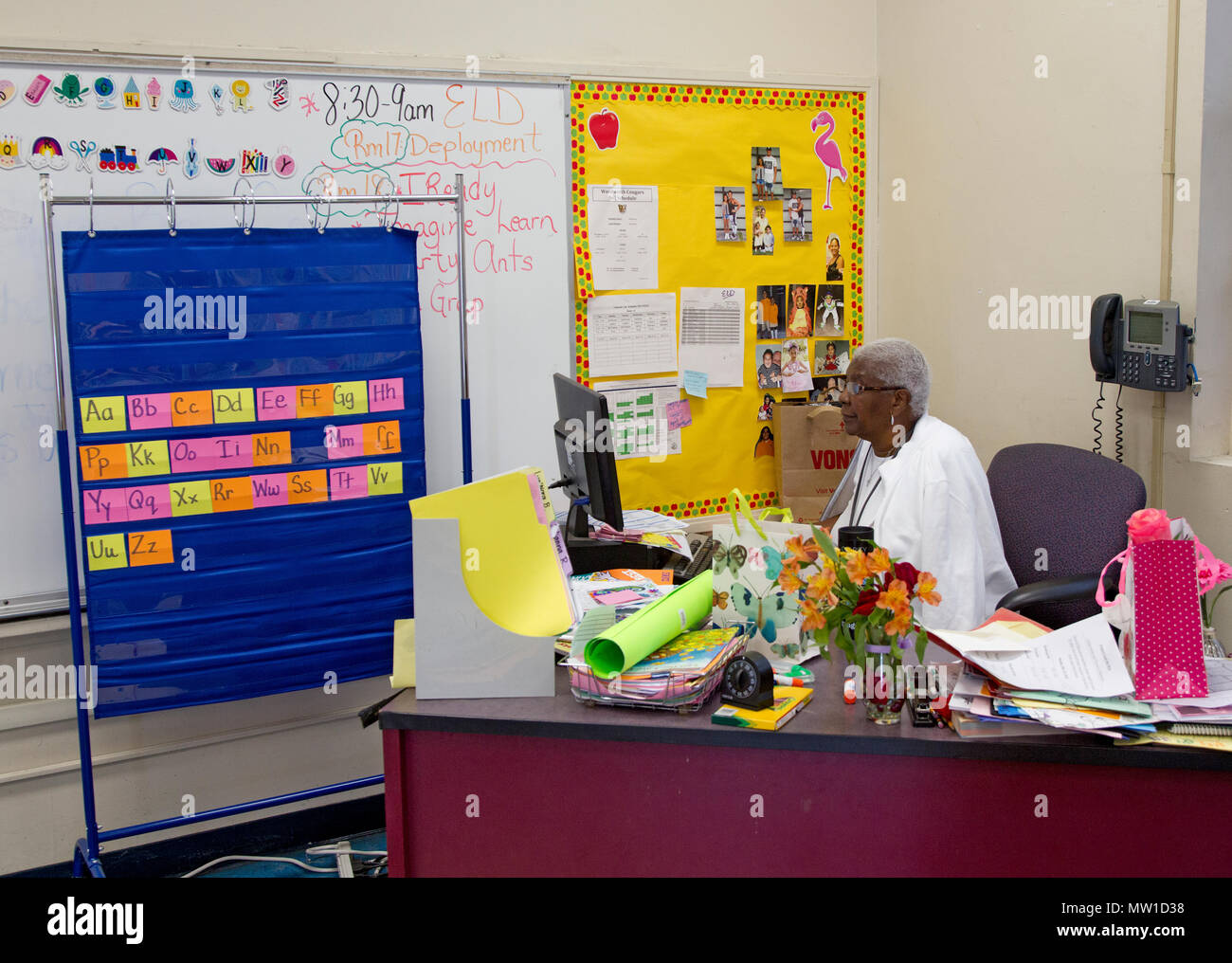 African American enseignant de maternelle à son bureau Banque D'Images