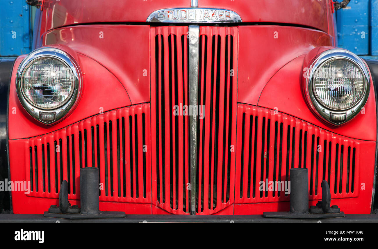 Bonnet Rouge, calandre et lampes, vintage Studebaker camion, chariot, 1948, Ystafell Transportation Museum Banque D'Images