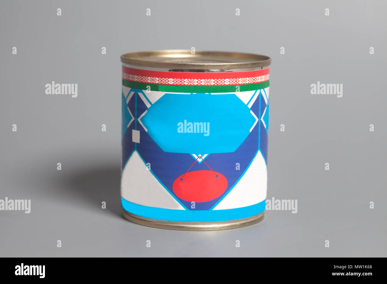 Lait condensé à tin can sur fond gris Banque D'Images