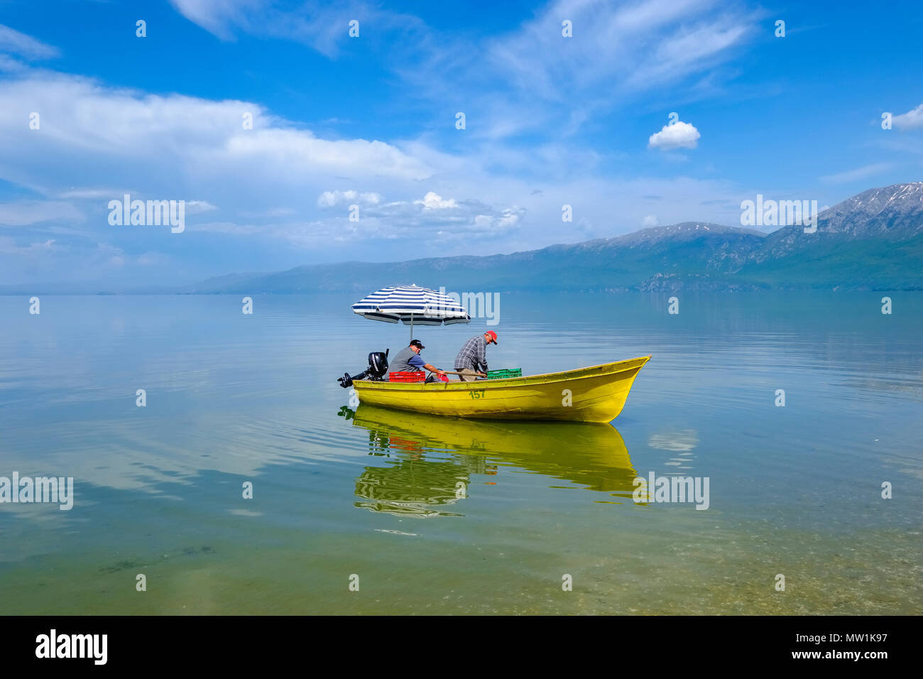 Les pêcheurs en bateau de pêche, sur le lac d''Ohrid, Korca Pogradec, région, l'Albanie Banque D'Images