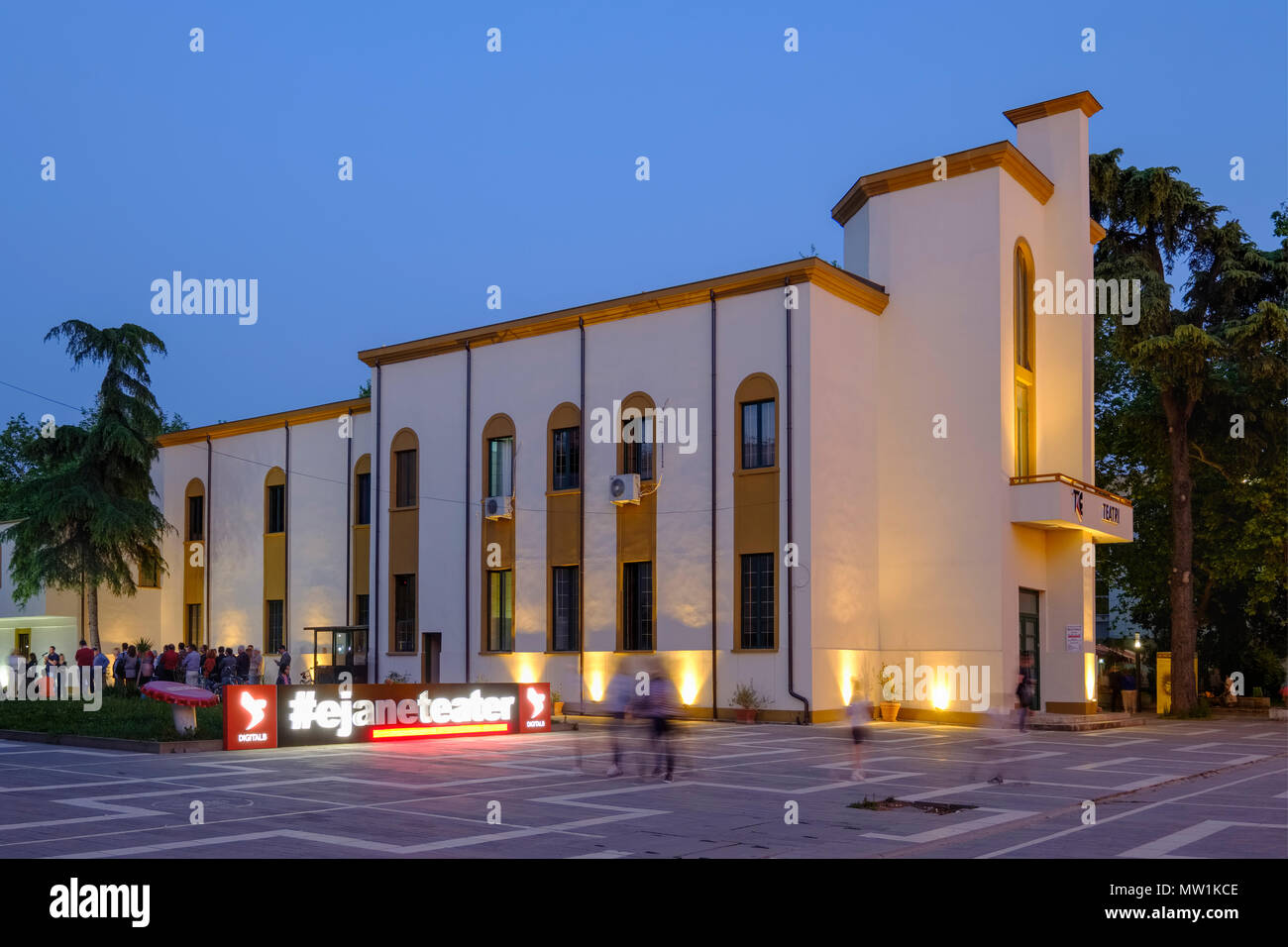 Théâtre National, au crépuscule, en centre-ville, Tirana, Albanie Banque D'Images