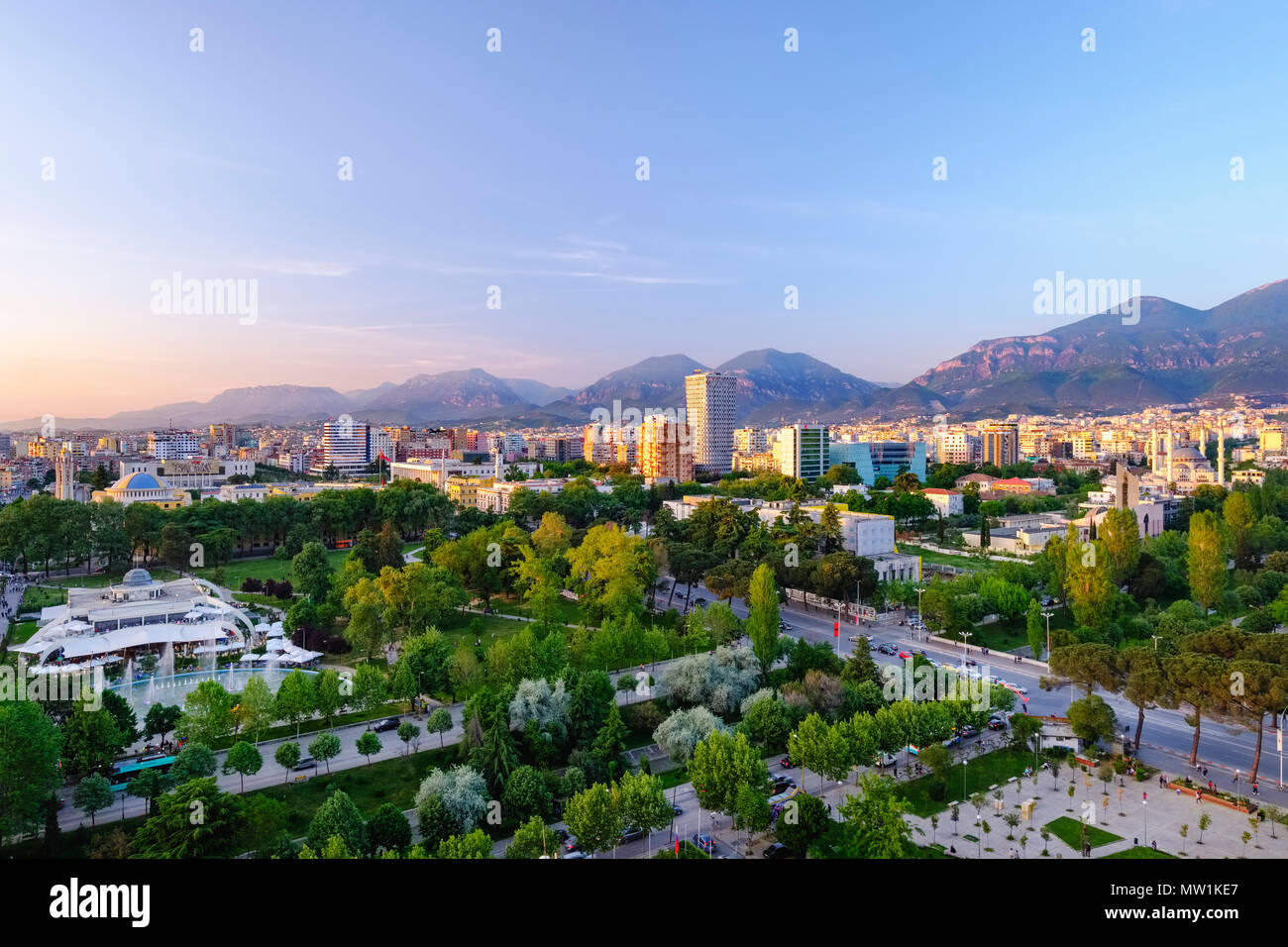 Vue sur la ville, Rinia-Park et le centre ville, vue à partir de la Sky Tower, à l'arrière entourée de montagnes, Tirana, Albanie Banque D'Images