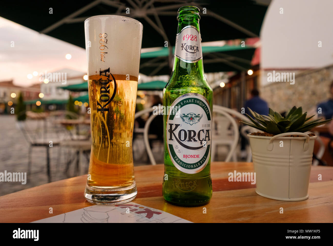 Verre de bière et une bouteille de bière sur la table, Korca bière, Korca, Korça, Albanie Banque D'Images