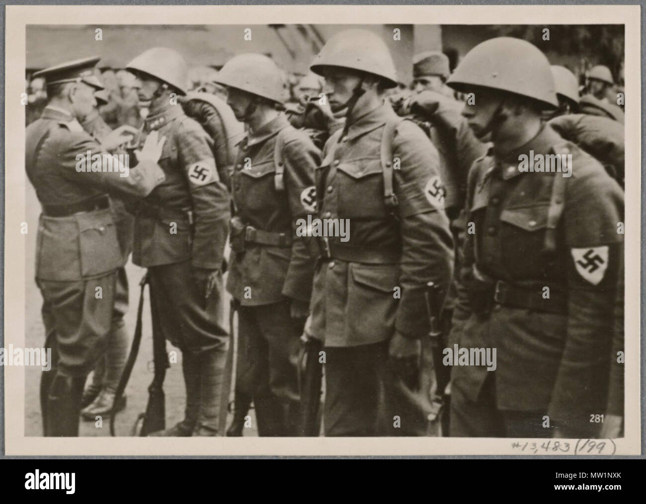 . Anglais : les soldats de l'allemand des Carpates Freiwillige Schutzstaffek d'être décoré par le Slovaque Catlos générale en septembre 1939. 16 mai 2012. Heinrich Hoffmann (1885-1957) 594 Les soldats méritants de l'armée slovaque étant décoré par Catlos général slovaque Banque D'Images