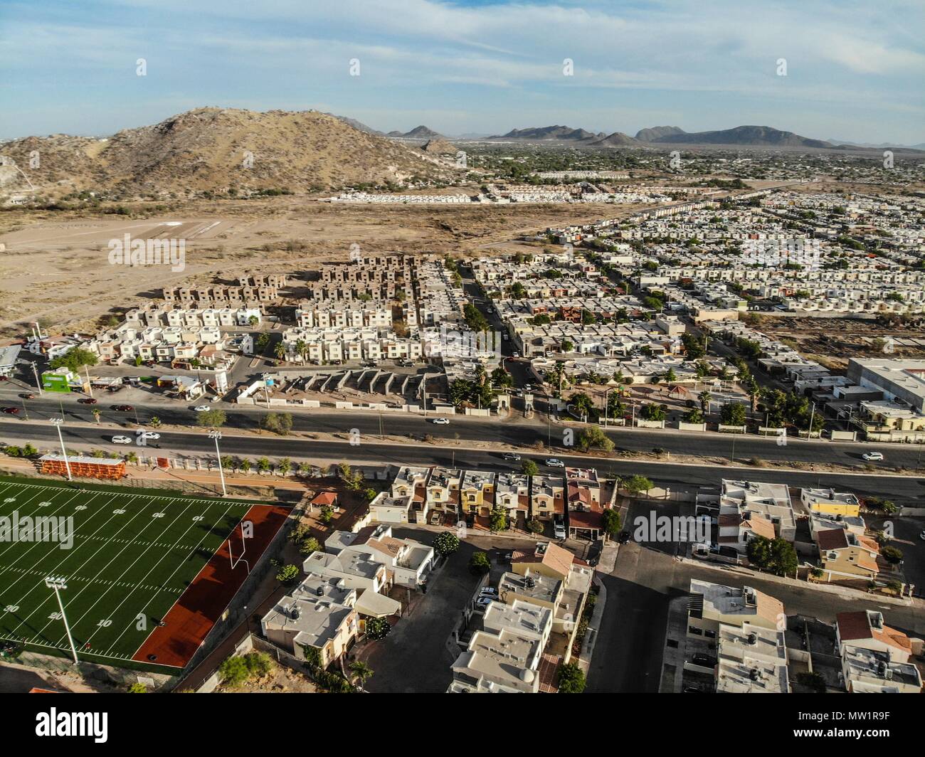 Quartier résidentiel, maisons,colonie. Vue aérienne du terrain de football. Terrain de sport, terrain synthétique, gazon synthétique, vert, vert, lignes de champ, chantiers Banque D'Images