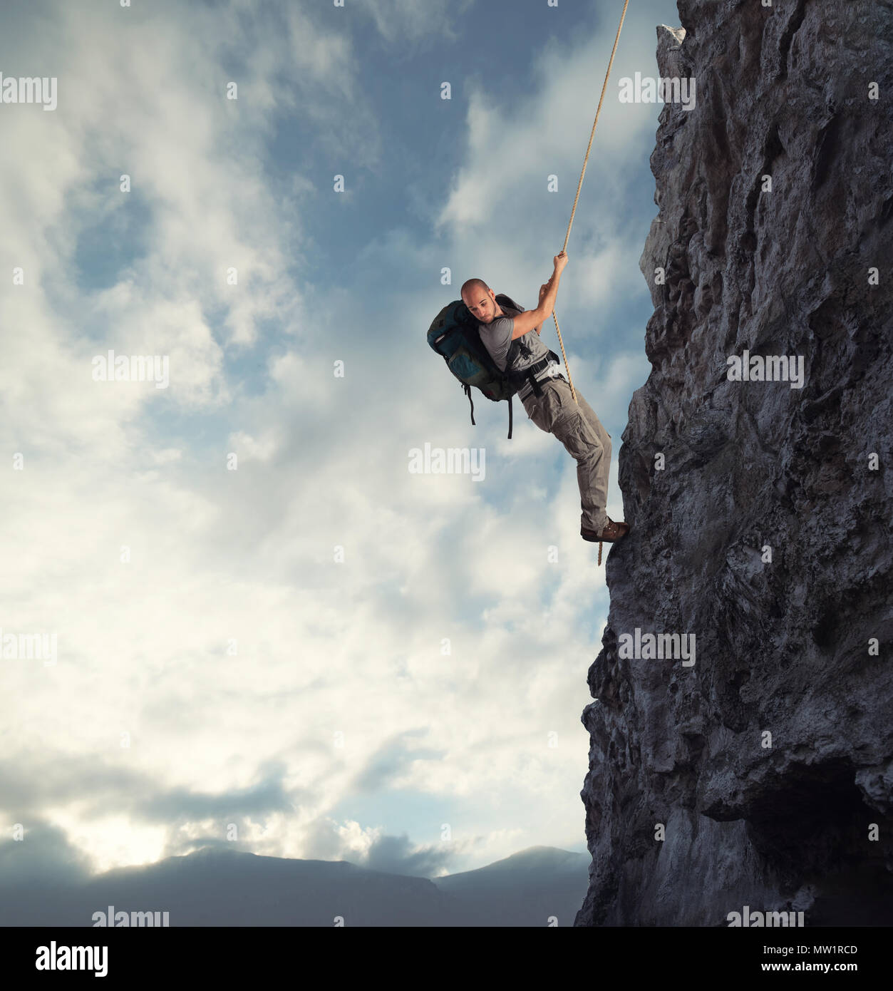 L'homme grimpe un danger élevé avec une corde de montagne Banque D'Images L'homme grimpe un danger élevé avec une corde de montagne Banque D'Images