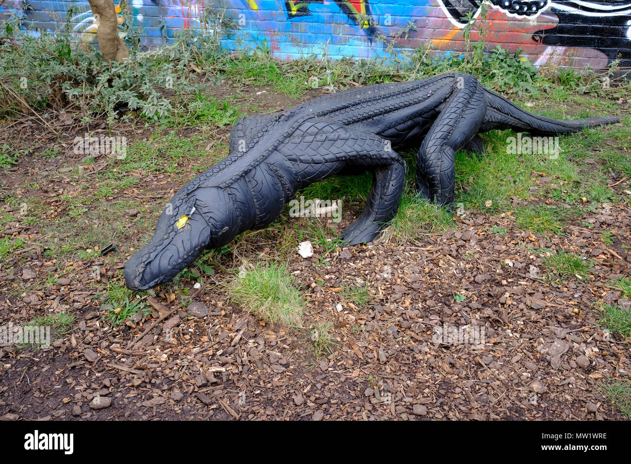Un crocodile sculpture made out de pneus par artiste Annalisa Mandia à la communauté nomade jardin en Brick Lane à Shoreditch, East London, UK. Banque D'Images