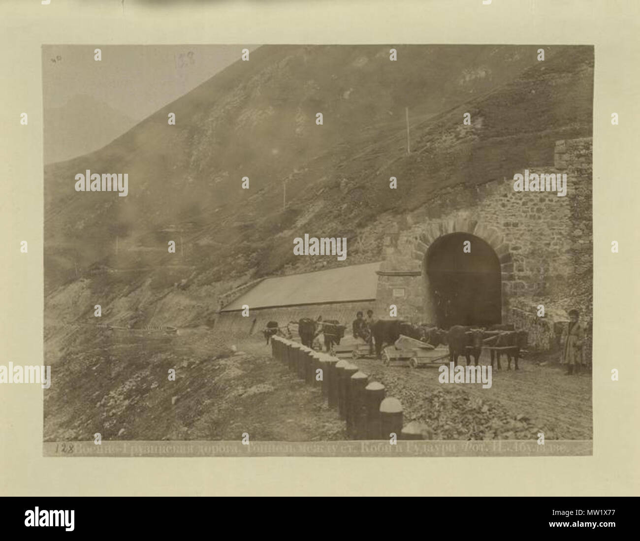 . La route militaire géorgienne ; Tunnel entre Kobi et Gudauri. Années 1870. George Kennan, 1845-1924, 617 Tunnel entre Kobi et Gudauri Banque D'Images