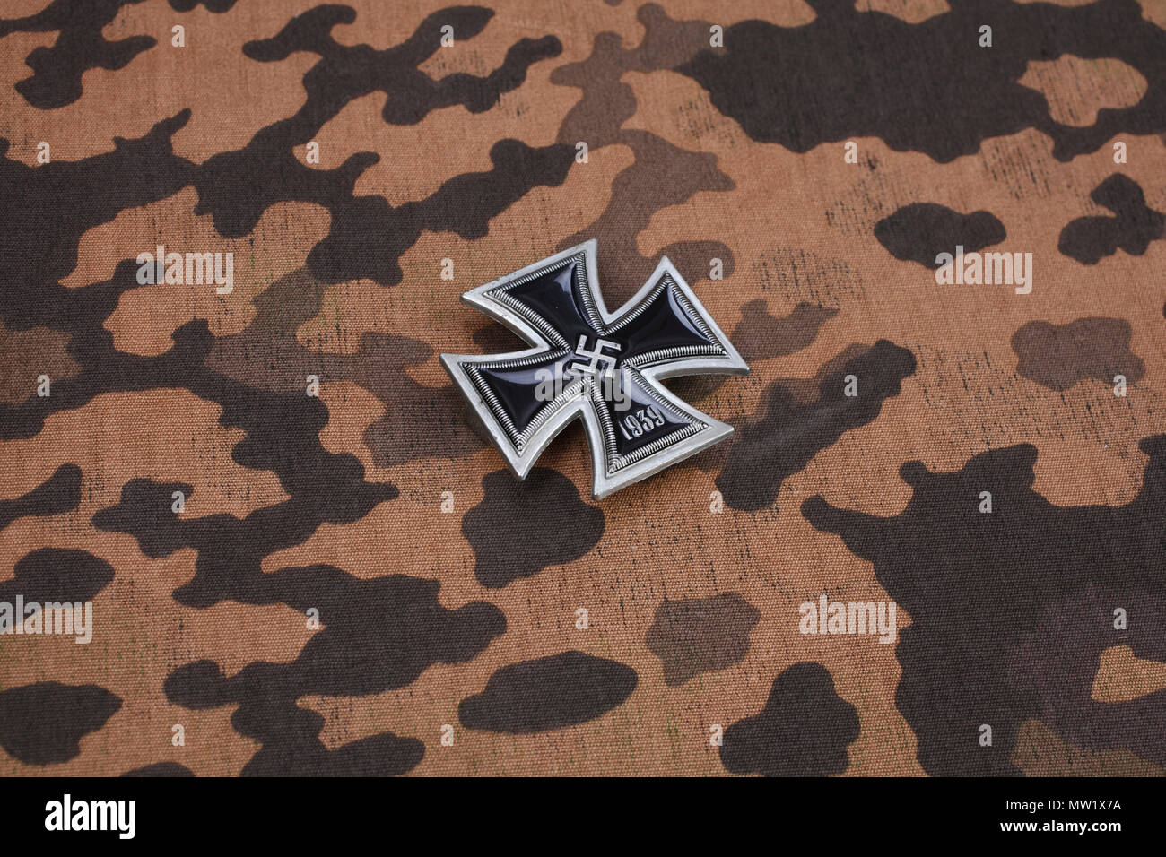 Prix de l'Allemagne nazie croix de fer sur l'uniforme de camouflage SS Banque D'Images
