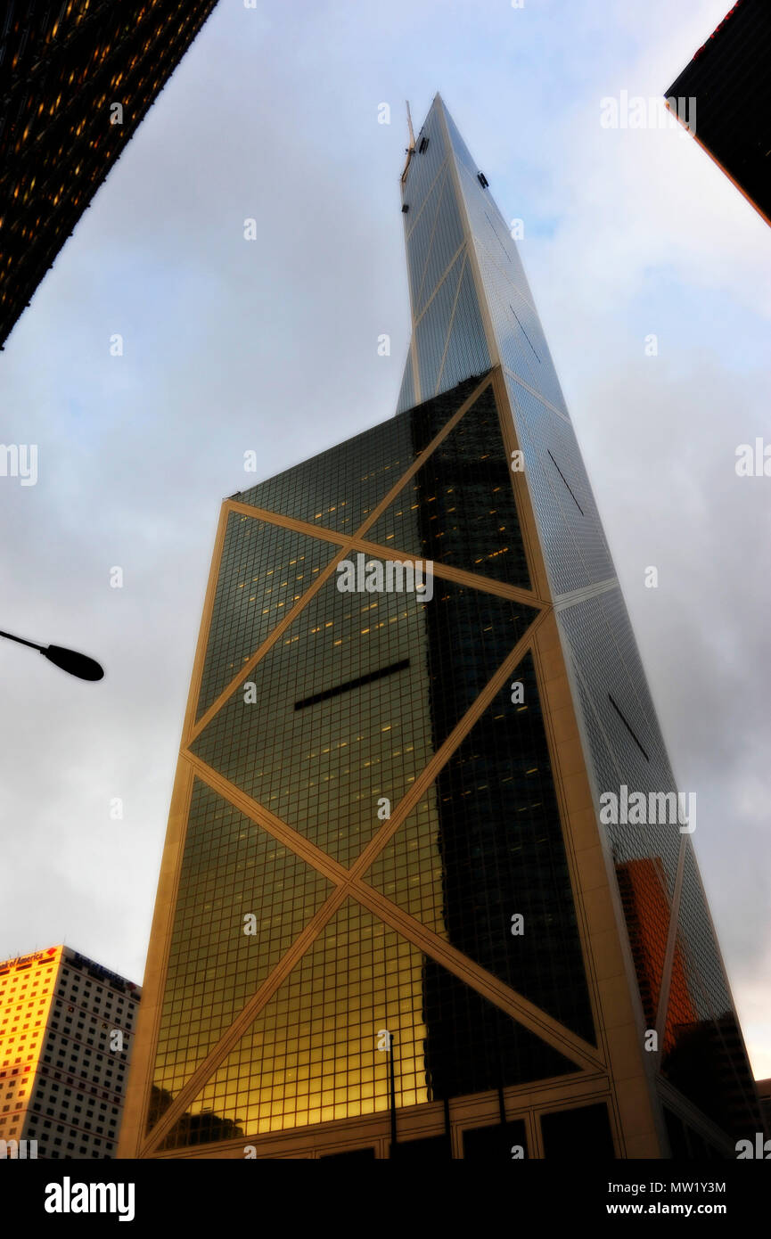La tour de la Banque de Chine, fermer à la fin avec la lumière (rendu en PS), Hong Kong, Chine Banque D'Images