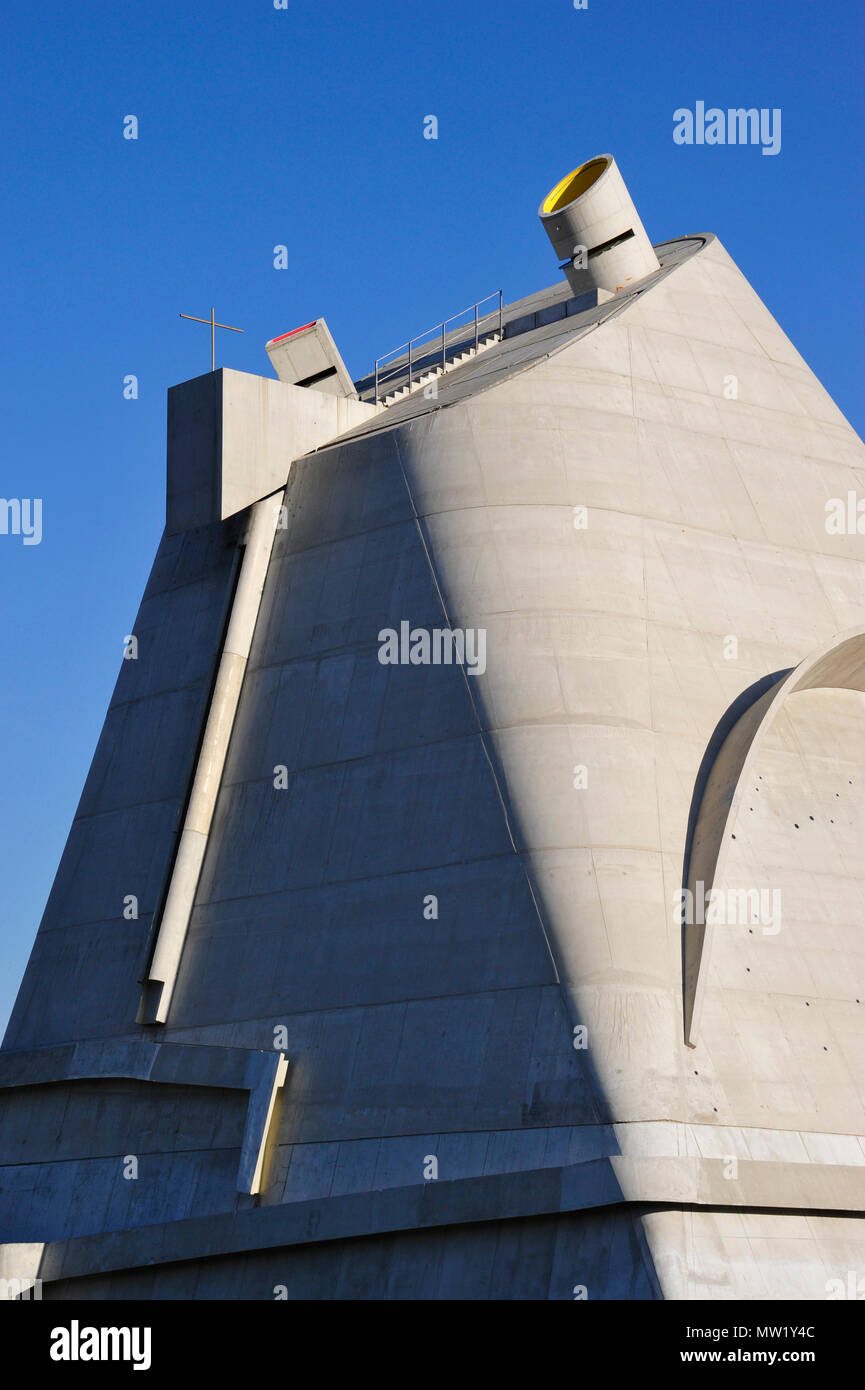 Église Saint-Pierre de Firminy-Vert, vue générale du pavillon avec des canons, par Le Corbusier, complété par Oubrerie, Firminy-Vert, France Banque D'Images