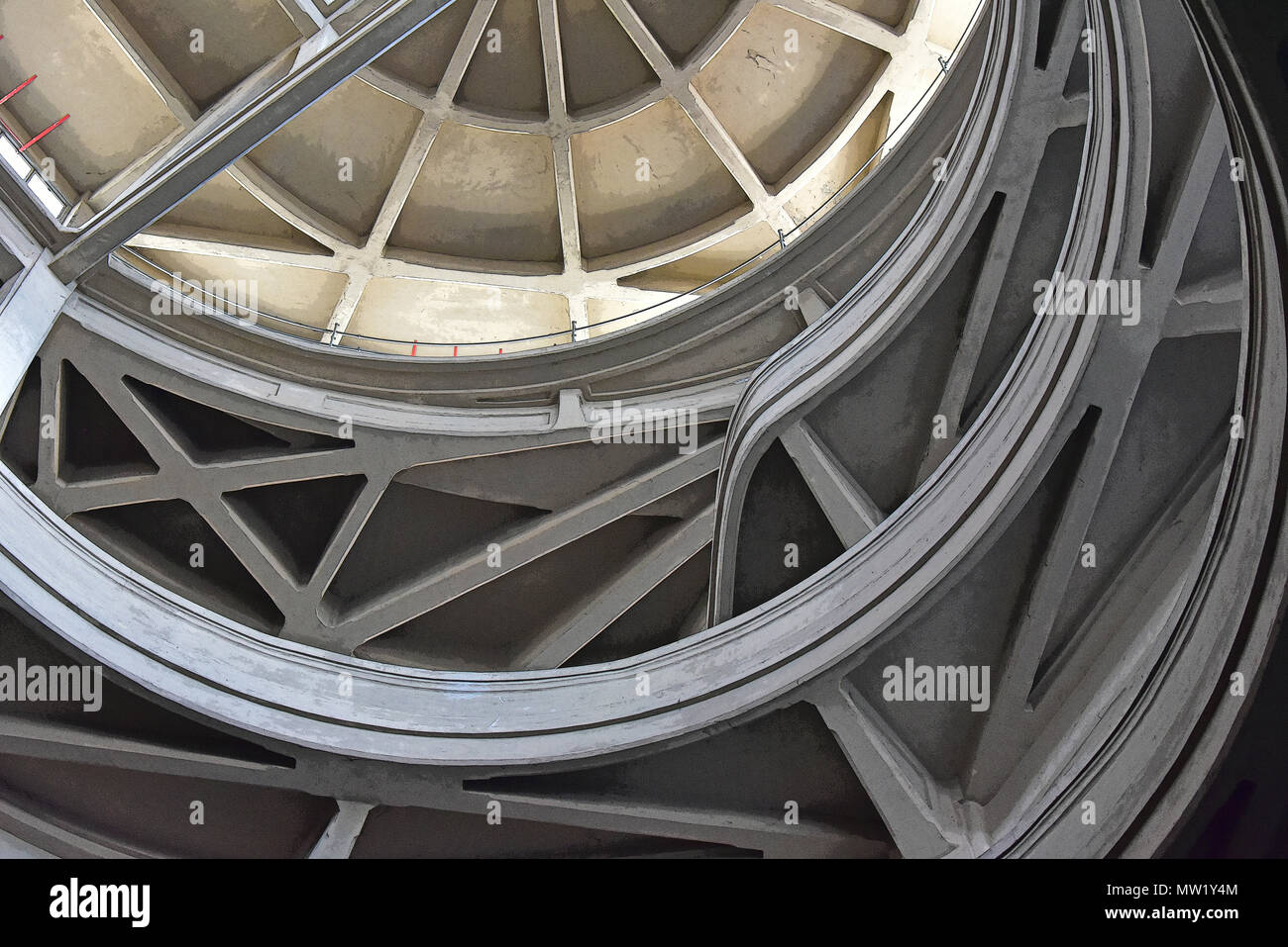 L'usine Fiat Lingotto, vue à la recherche jusqu'à la rampe en spirale de l'ouest, montrant la construction bétonnés coulé avec nervures structurelles, Turin, Italie Banque D'Images