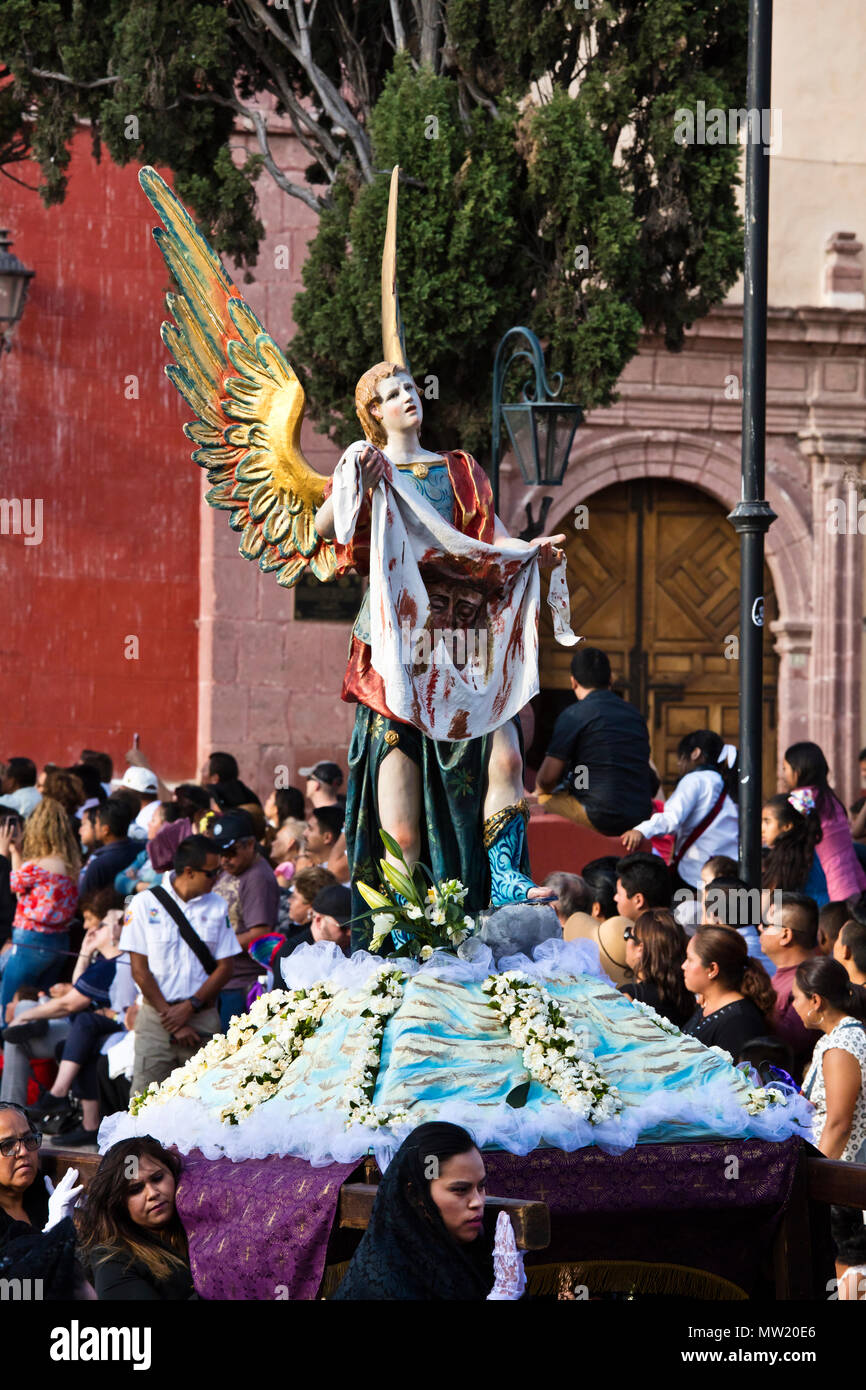 Des statues d'Anges ailés sont portés dans la procession du Vendredi saint, connu sous le nom de Santo Entierro, à l'église d'Oratorio - San Miguel de Allende, Mexique Banque D'Images
