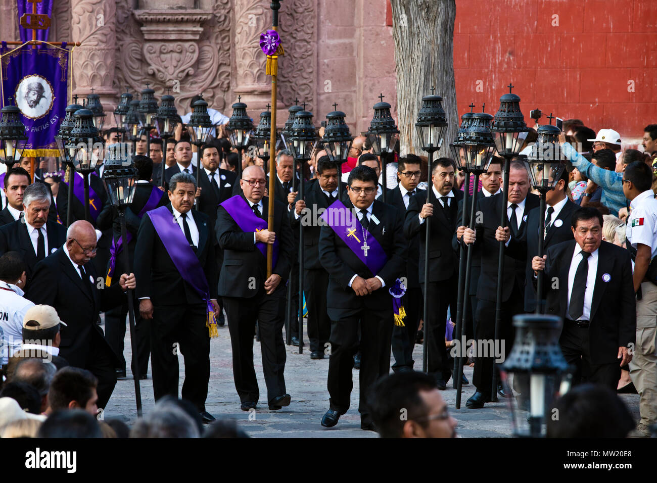 Mexicains transporter lanternes à bougie dans la procession du Vendredi saint, connu sous le nom de Santo Entierro, à partir de l'ORATORIO CHURCH - San Miguel de Allende, Mexique Banque D'Images