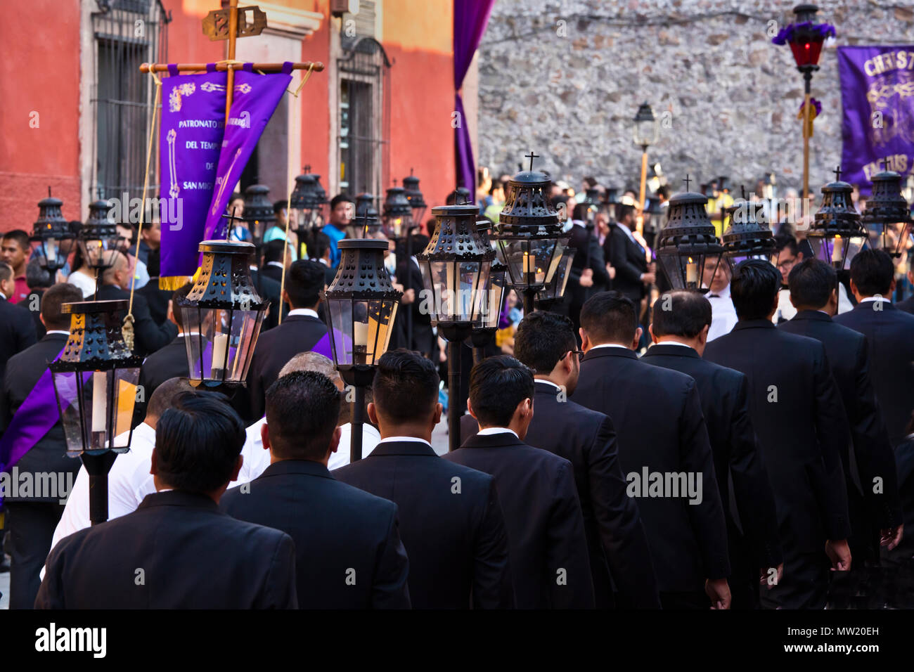 Mexicains transporter lanternes à bougie dans la procession du Vendredi  saint, connu sous le nom de Santo Entierro, à partir de l'ORATORIO CHURCH -  San Miguel de Allende, Mexique Photo Stock -