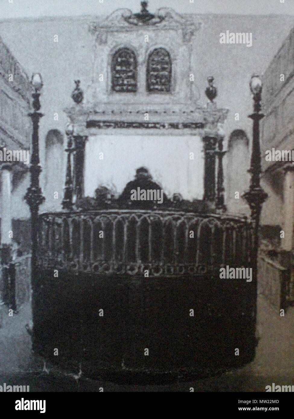 . Anglais : Peinture de la bimah d'Exeter Synagogue avec Torah ark en arrière-plan . 1881. John White 200 Exeter Synagogue JohnWhite Banque D'Images