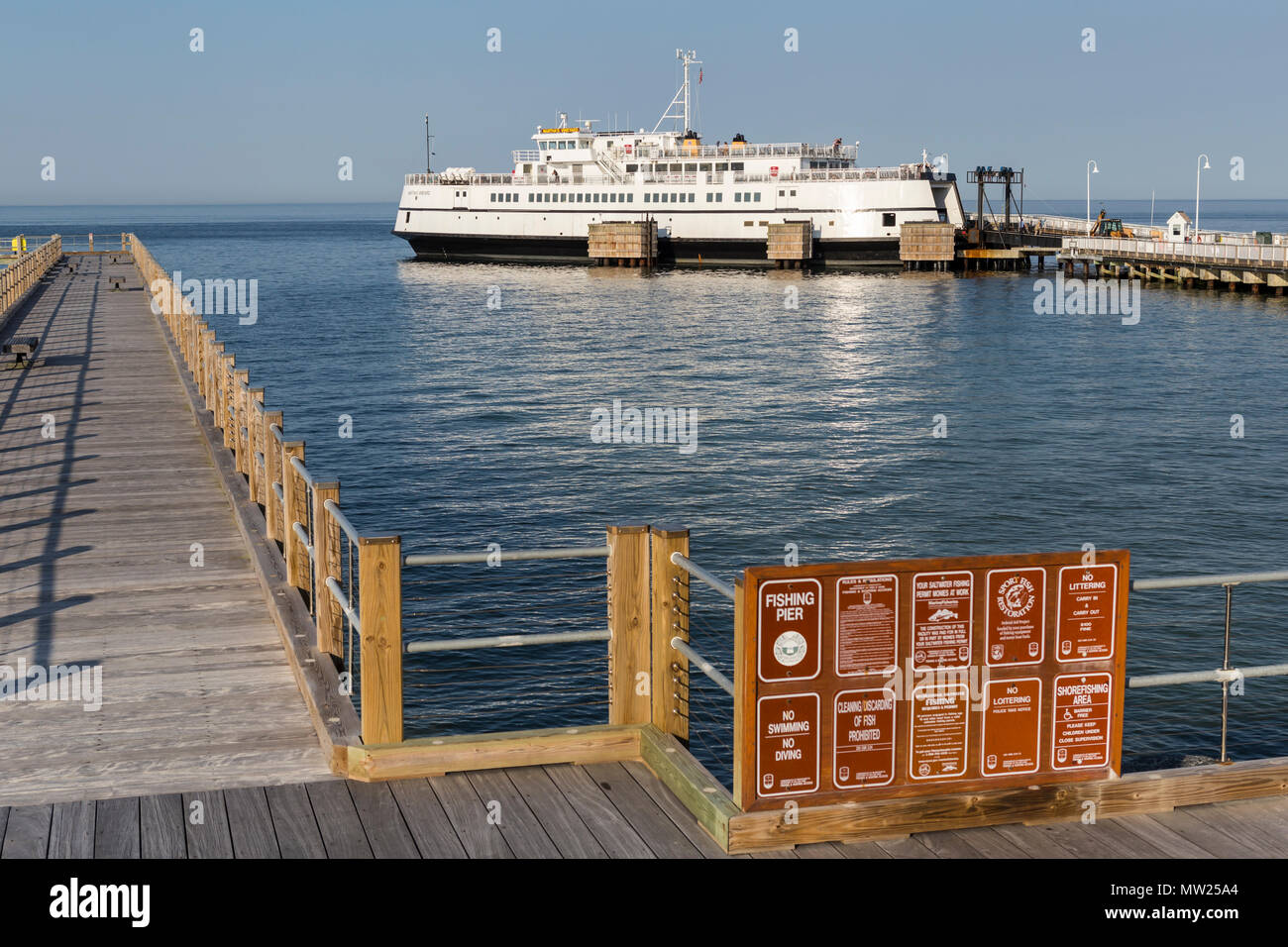 Steamship Authority ferry 'MV' Martha's Vineyard attend de s'écarter de Oak Bluffs sur Martha's Vineyard pour le voyage retour à la Woods Hole sur le continent. Banque D'Images