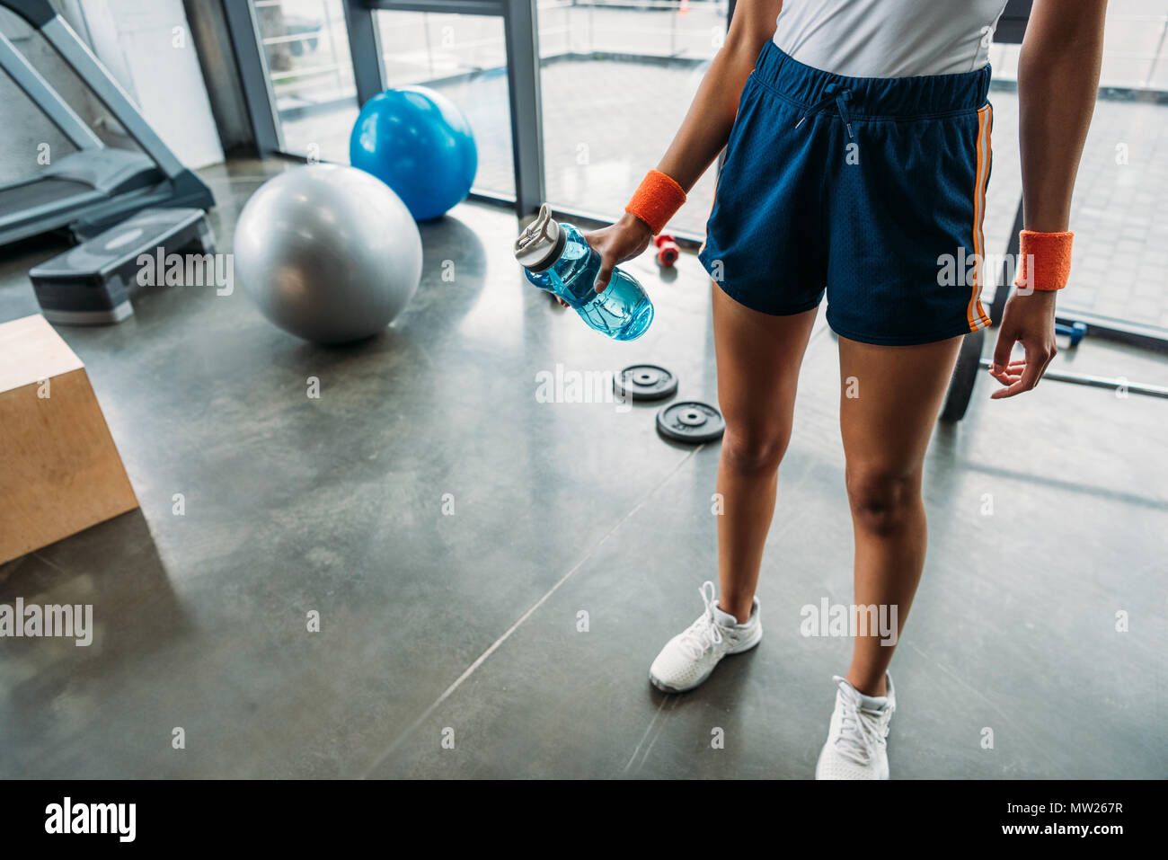 Cropped shot de la sportive de l'article bracelets avec bouteille d''eau à la salle de sport Banque D'Images