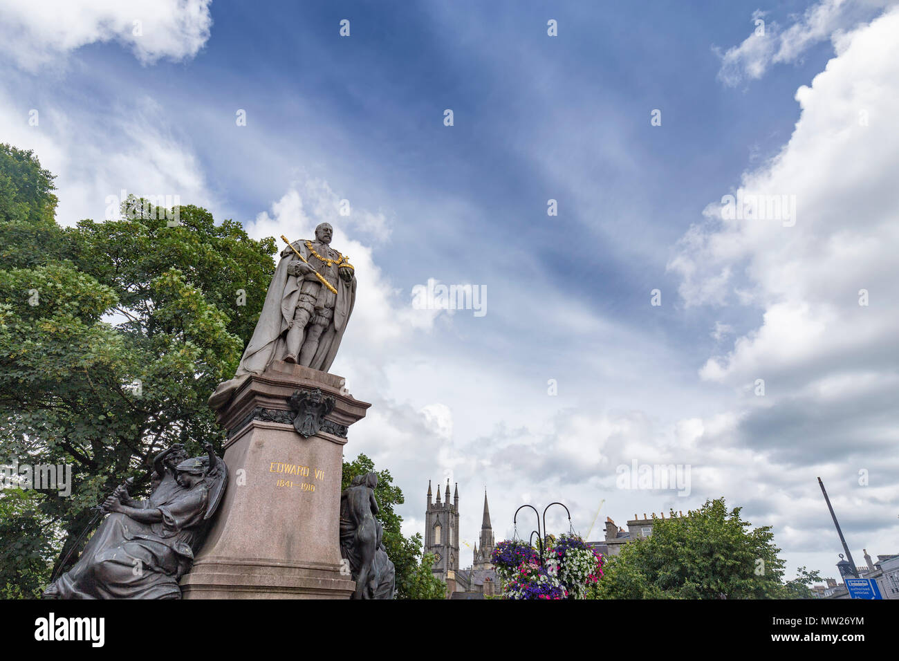 Ciel bleu au-dessus de la statue de Édouard VII à Aberdeen, en Écosse. Banque D'Images