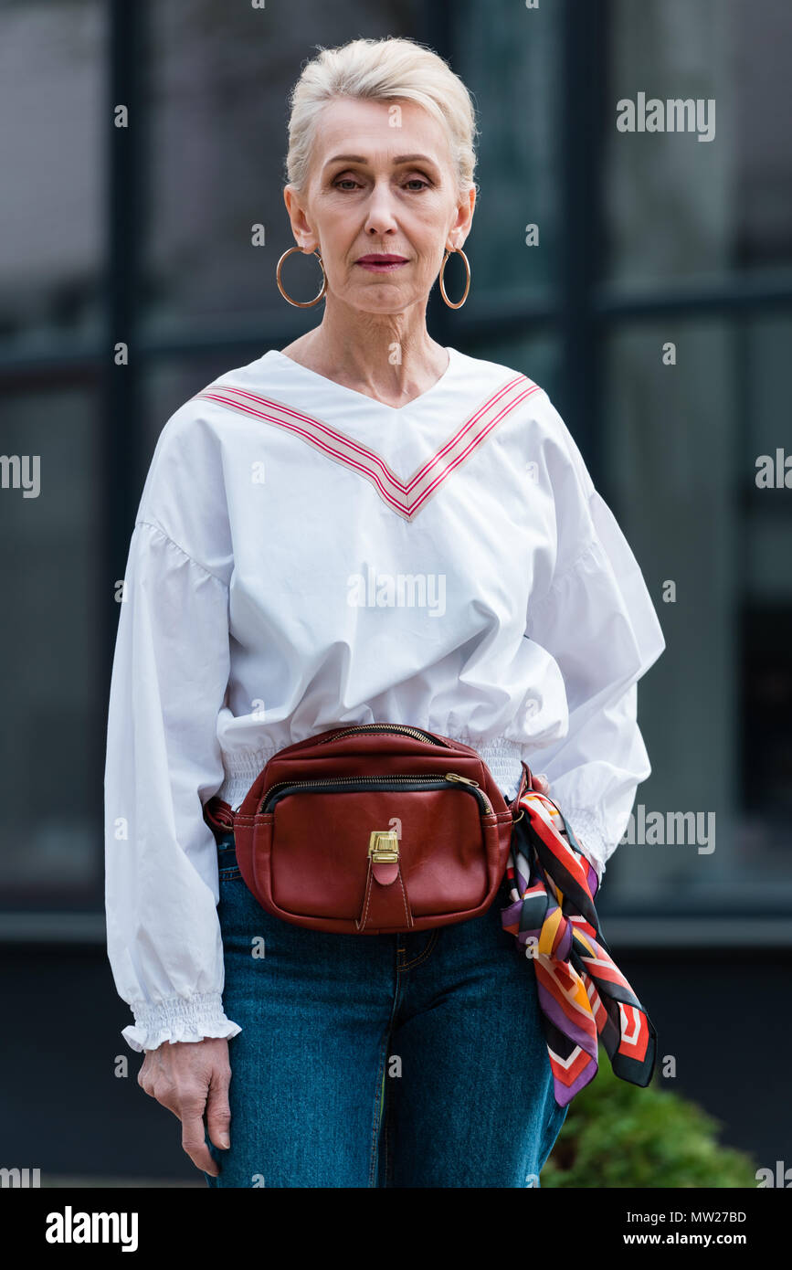 La mode femme senior dans le quartier branché d'outfit posant avec sac en  bandoulière Photo Stock - Alamy