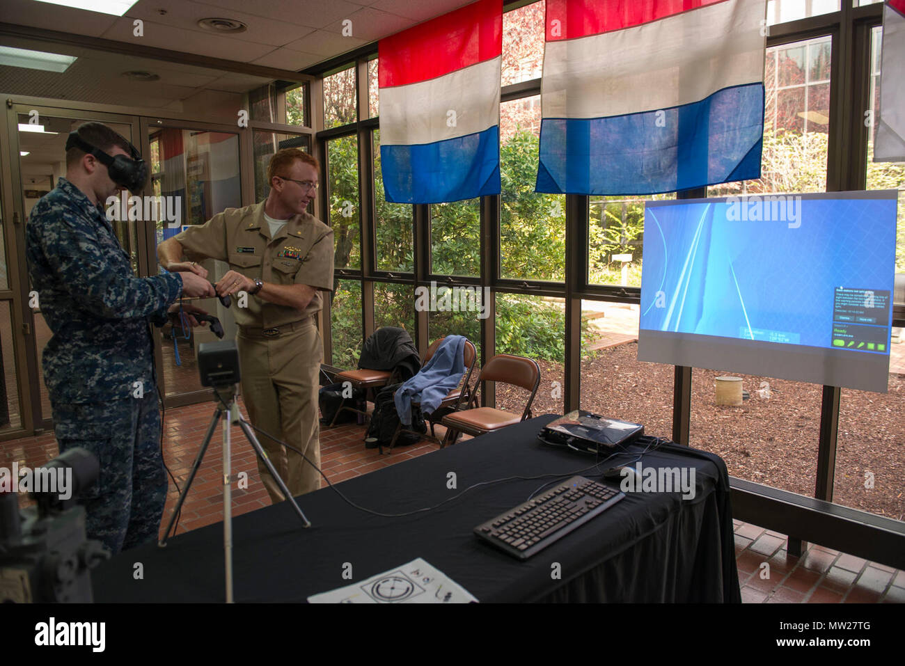 BANGOR, Washington (27 avril 2017) Le lieutenant Cmdr. Chris Keithley, droit, de Valparaiso, Indiana, attribué à, commandant de la force sous-marine, de la Flotte du Pacifique des États-Unis, montre Technicien Sonar 1re classe Greg Goldsberry, de Spokane, Washington, attribué à l'équipage du bleu de classe Ohio-balistique sous-marin SNLE USS Louisiana (743), la façon d'utiliser le casque de réalité virtuelle, l'HTC Vive, au cours de l'Innovation Lab (iLab) roadshow tenue au Centre de formation de Trident Bangor. Le iLab, qui est situé au centre d'instruction navale sous-marine, du Pacifique à Pearl Harbor, Hawaii, est une initiative lancée pour stimuler le rapi Banque D'Images