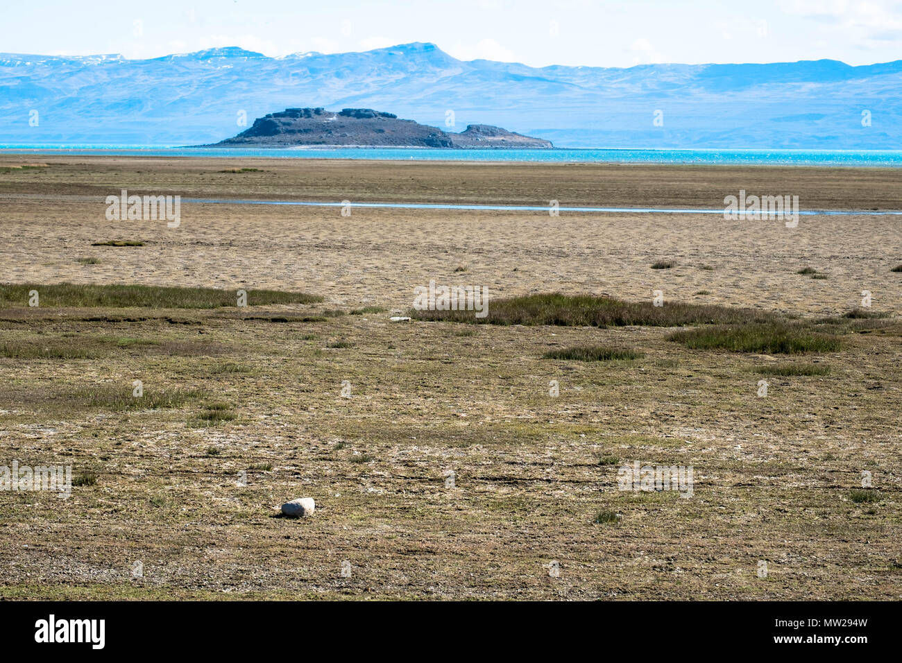 Une île dans le lac Argentino. La partie de l'avant-plan, à la Laguna Nimez dans El Calafate, inondations en été, mais vous pouvez marcher au printemps. Banque D'Images