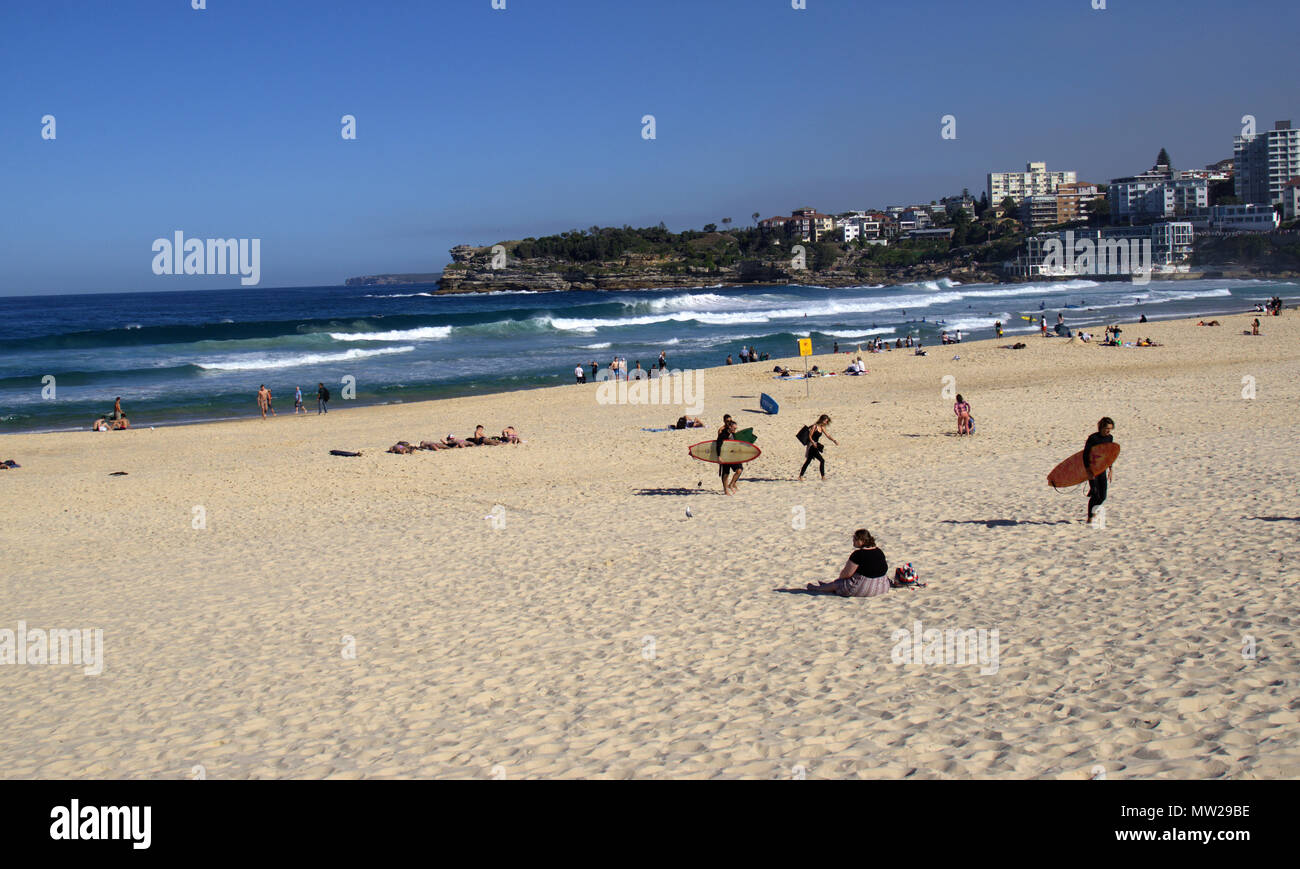 Aux personnes bénéficiant d'une journée ensoleillée au côté sud de la plage de Bondi à Sydney en Australie. Vue sur le mode de vie australien ou la vie quotidienne. Banque D'Images
