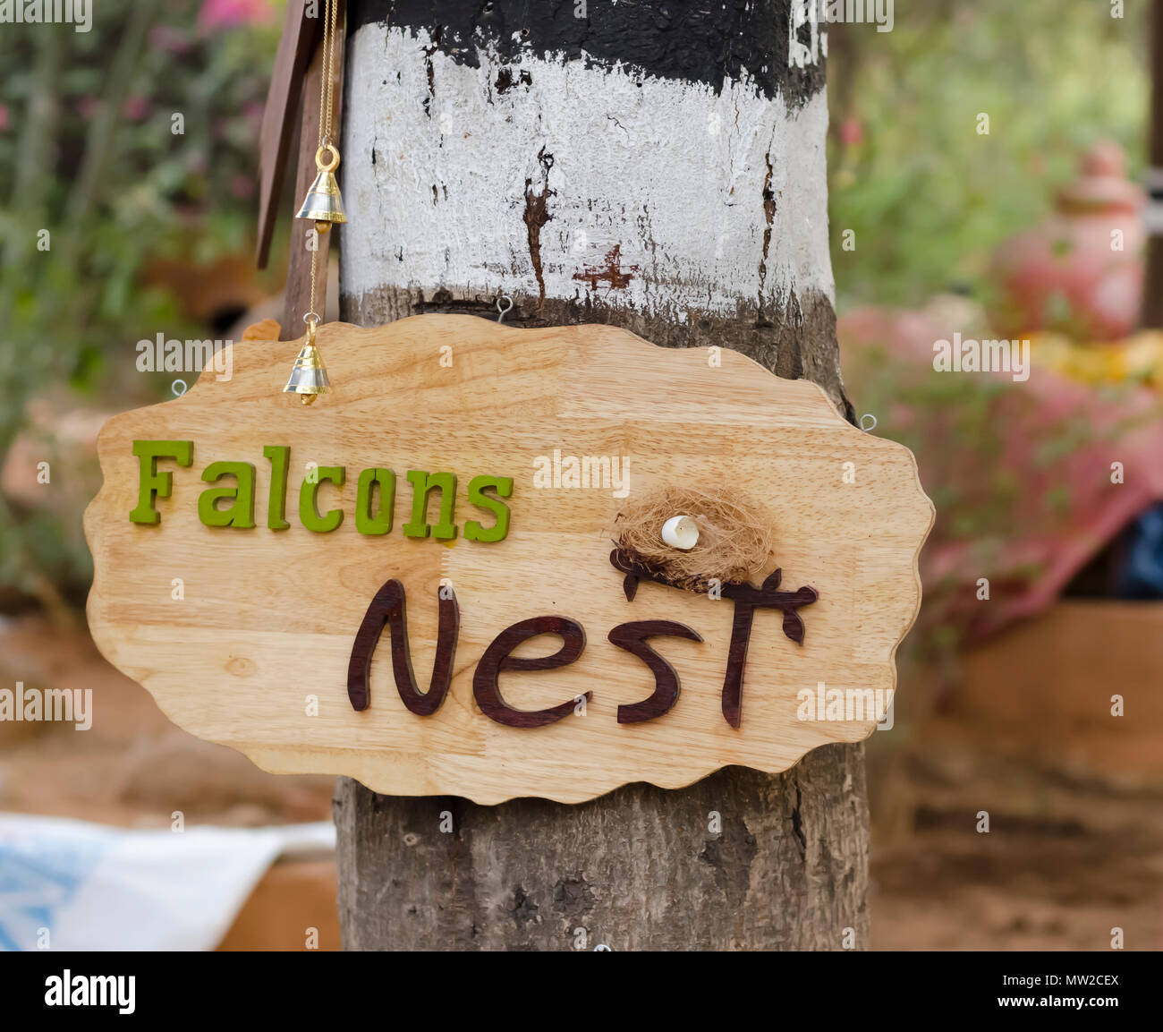 Un décor de jardin avec le texte 'Falcons Nest', qui manque d'apostrophe, en vente au village des arts et métiers Shilparamam à Hyderabad, Inde. Banque D'Images