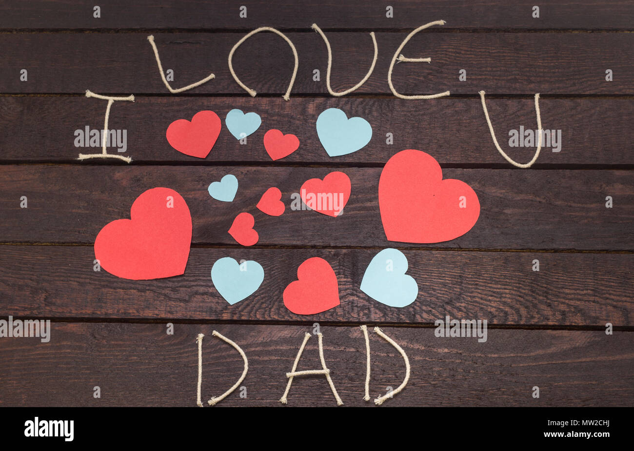 Formant le mot : j'aime papa sur fond de bois. Banque D'Images