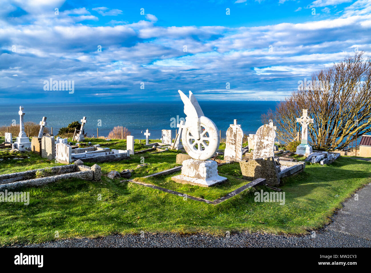 LLANDUDNO / Pays de Galles, Royaume-Uni - 22 avril 2018 : La pierre tombale unique de Béatrice Blore-Browne est debout à l'église St Tudno et cimetière sur le Great Orme Banque D'Images