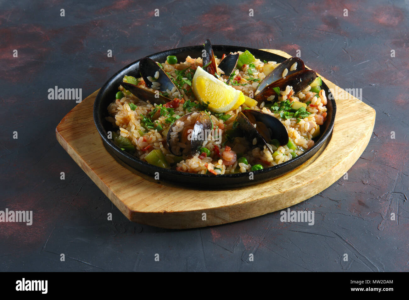 Paela espagnol traditionnel avec les crevettes et les moules Banque D'Images