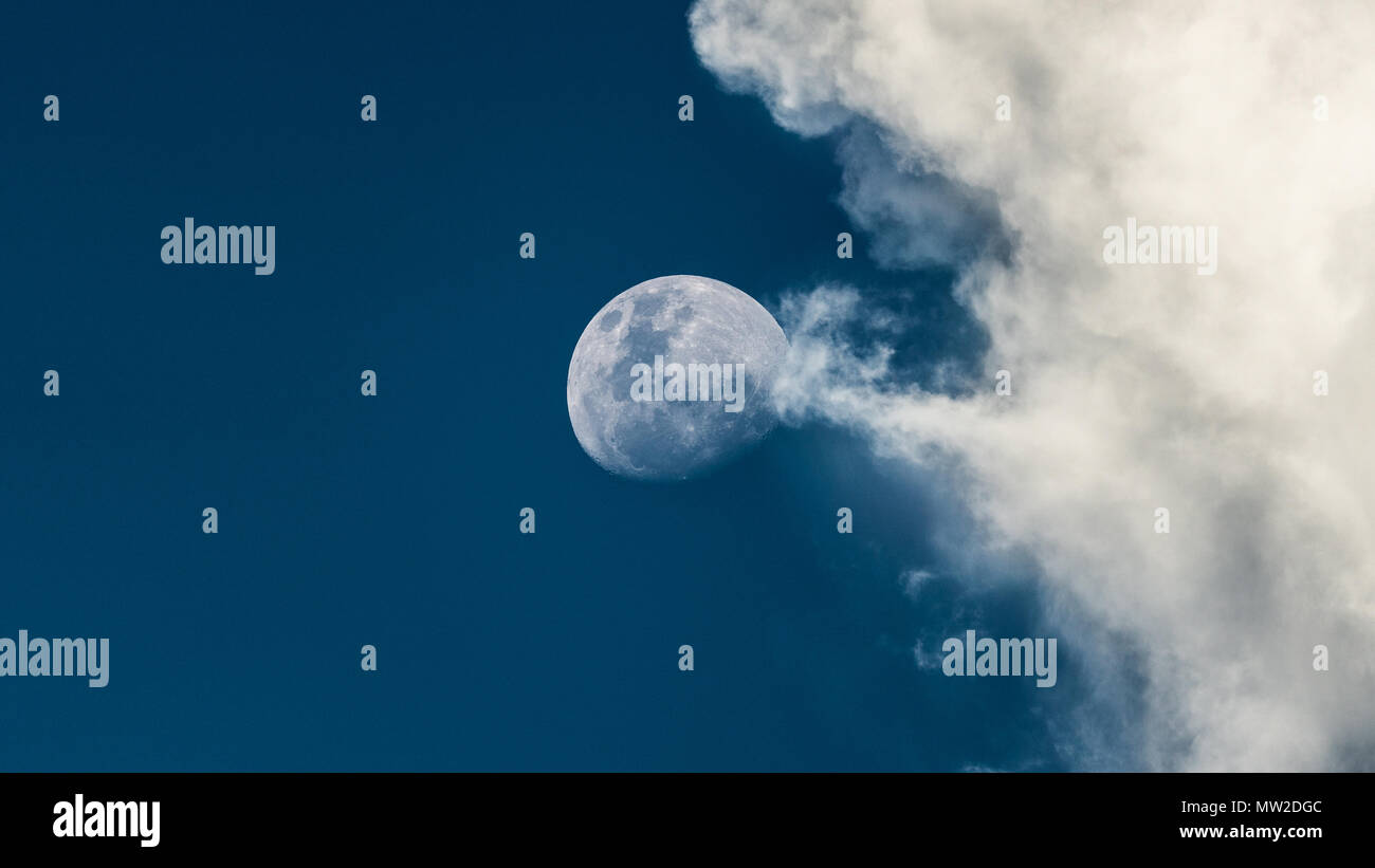 Lune et nuages. Banque D'Images