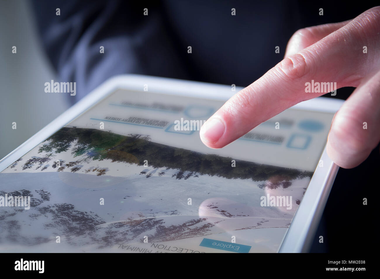 Doigt touche digital tablet showing website Banque D'Images