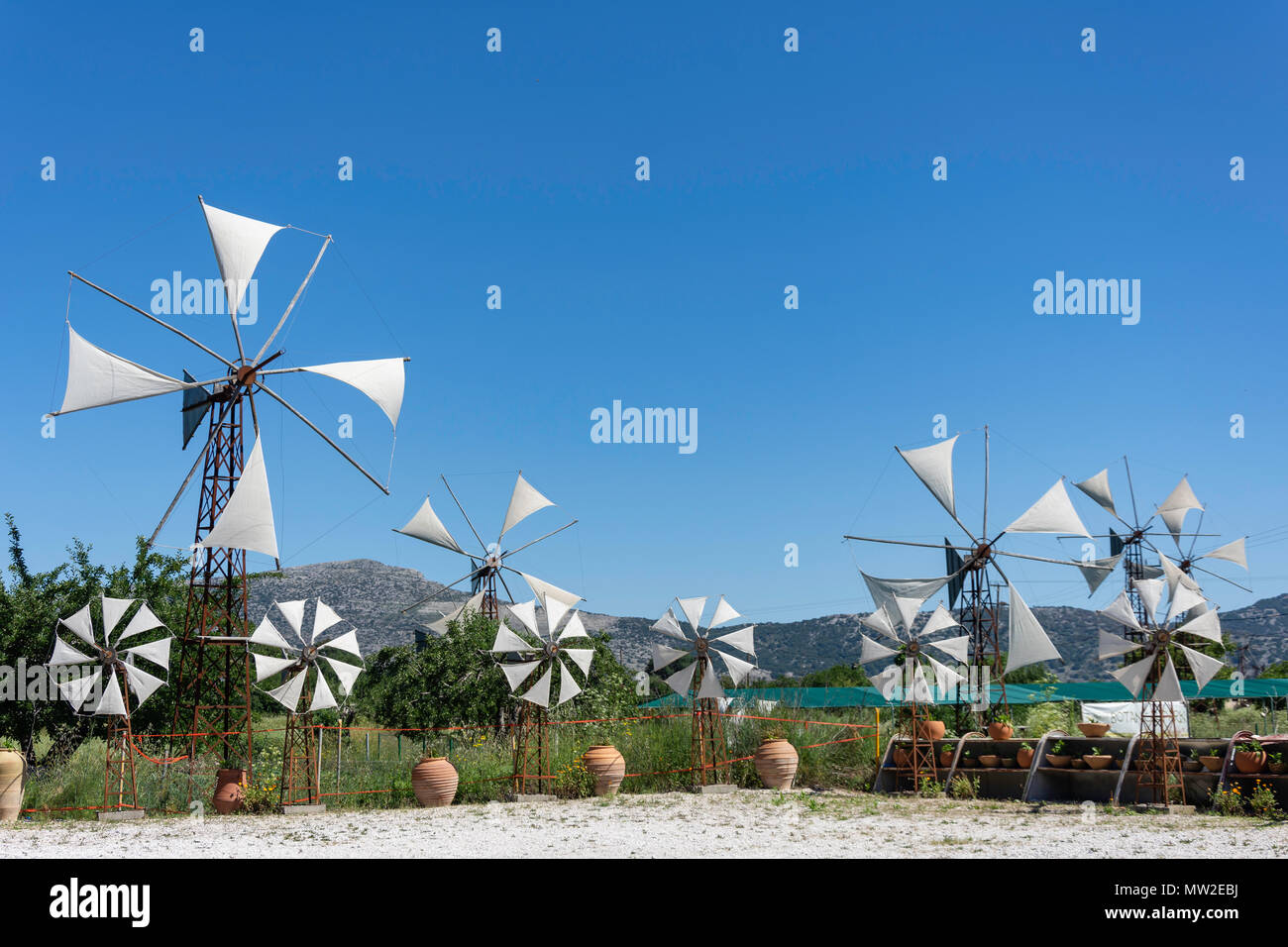 Les moulins à vent à Kepamika Usine de Céramique, Lassithi Plateau, Λασίθι, Kriti (Crète), Grèce Banque D'Images