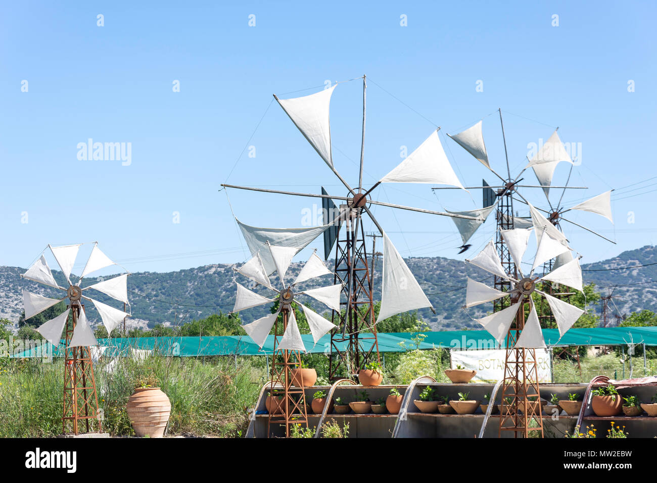 Les moulins à vent à Kepamika Usine de Céramique, Lassithi Plateau, Λασίθι, Kriti (Crète), Grèce Banque D'Images