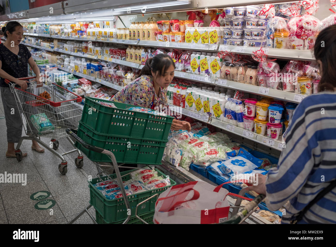 Produits laitiers emballés dans un supermarché de Pékin, Chine. Banque D'Images