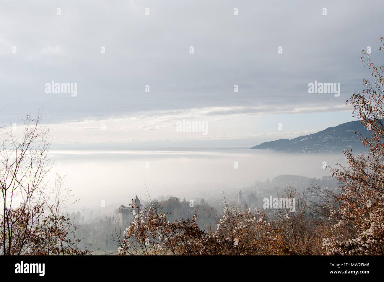 Couvertures des nuages bas dans la ville alpine valley ci-dessous. Vue sur Vevey, le Lac Léman, Genève, Suisse Banque D'Images