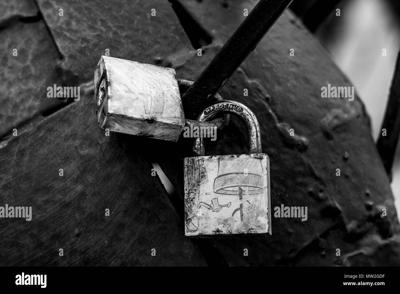 Photo de cadenas dans macro qui symbolisent en noir et blanc de l'Union européenne Banque D'Images