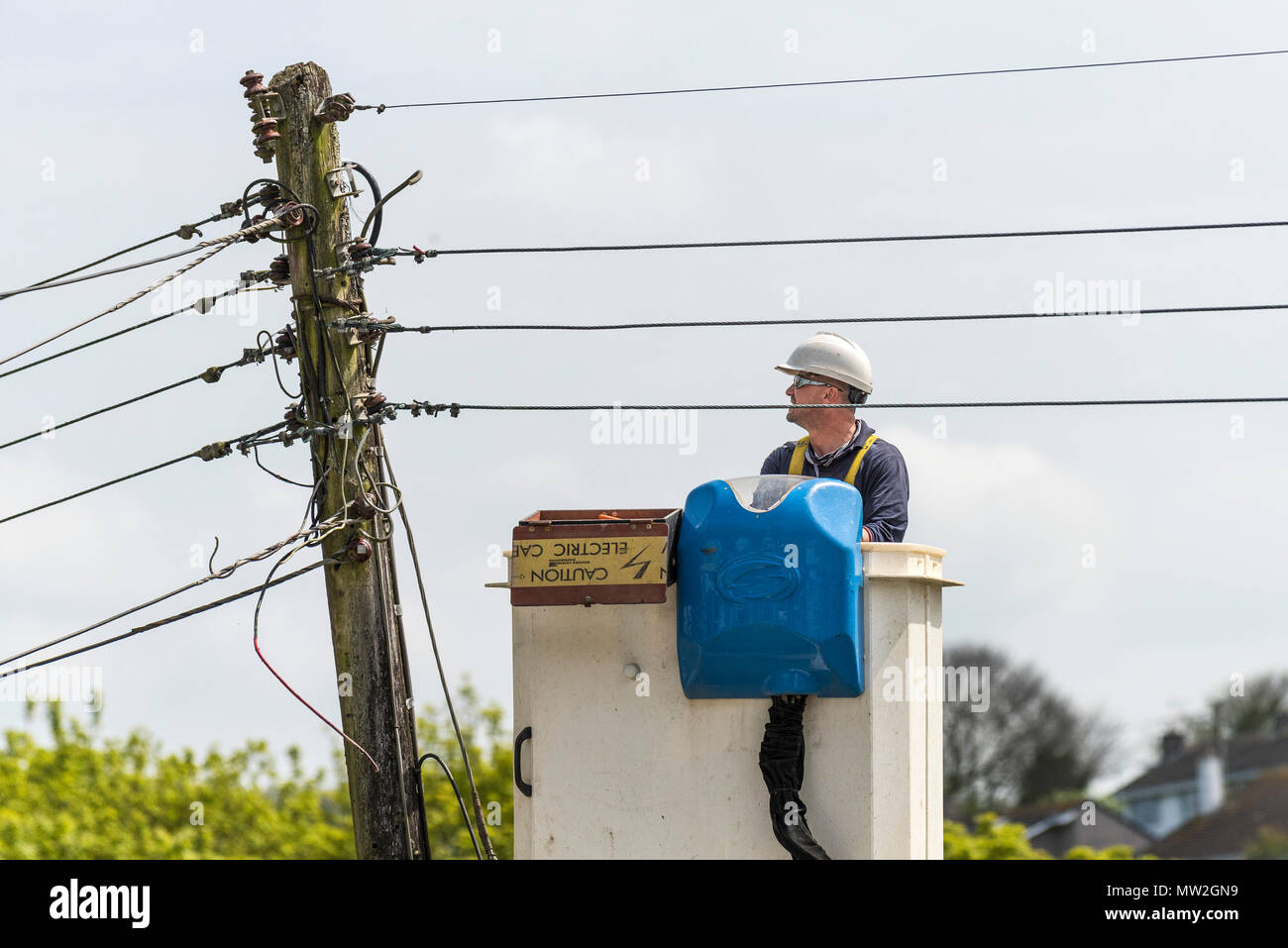 Un travailleur de l'électricité du sud-ouest travaillent en hauteur à partir d'une grue. Banque D'Images