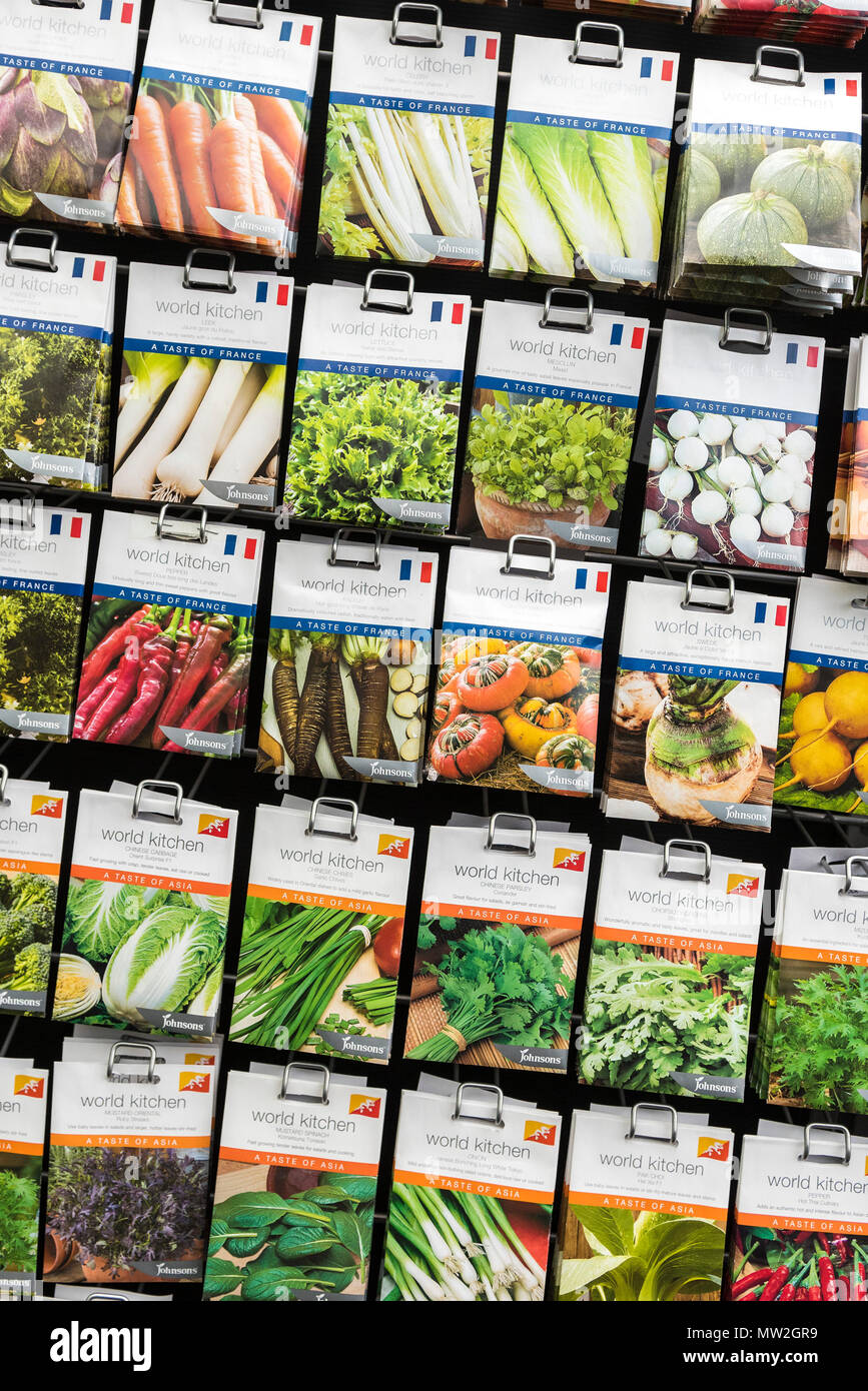 Des paquets de semences de légumes en vente dans un centre jardin. Banque D'Images