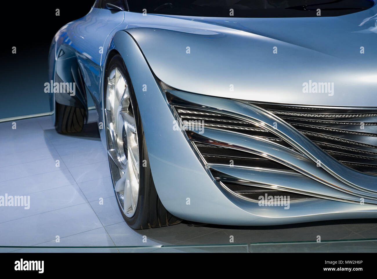 Belles lignes fluides soulignent le design de ce concept-car futuriste. Étant donné une teinte bleue pour un effet abstrait. Banque D'Images