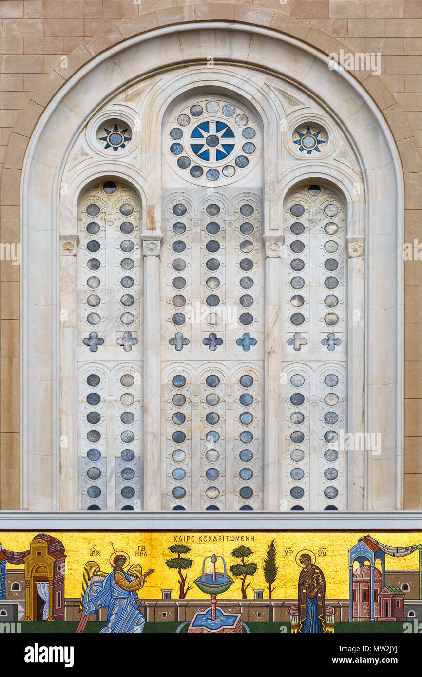 Athènes, Grèce - 30 mai 2018 : fenêtre et une mosaïque au-dessus de l'entrée de la Cathédrale Métropolitaine d'Athènes. Banque D'Images