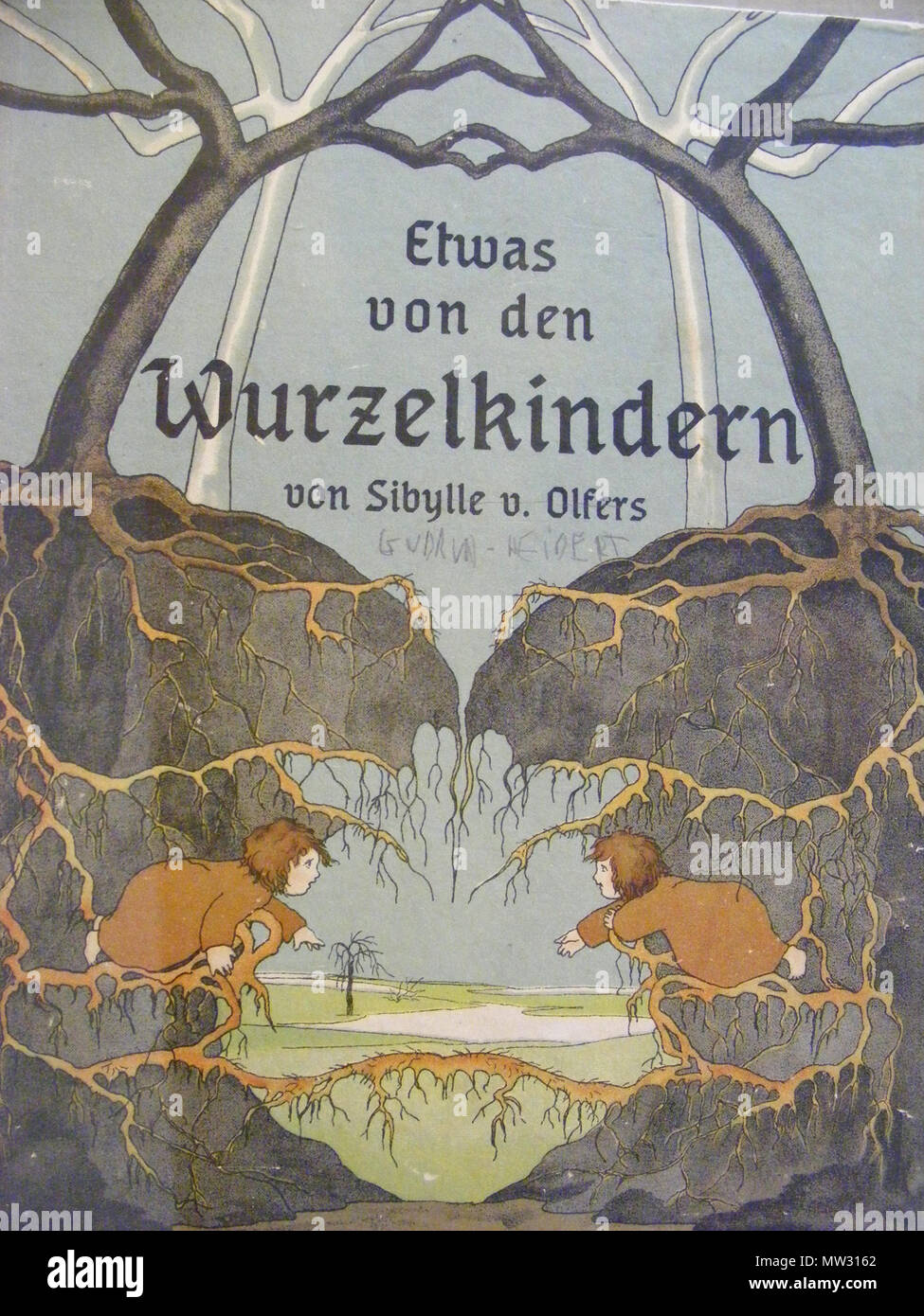 . Deutsch : 'Etwas von den Wurzelkindern' von Sibylle von Olfers († 29. Januar 1916), erschienen 1906. 3 novembre 2009. Utilisateur:196 Mattes Etwas von den Wurzelkindern - Buchdeckel Banque D'Images