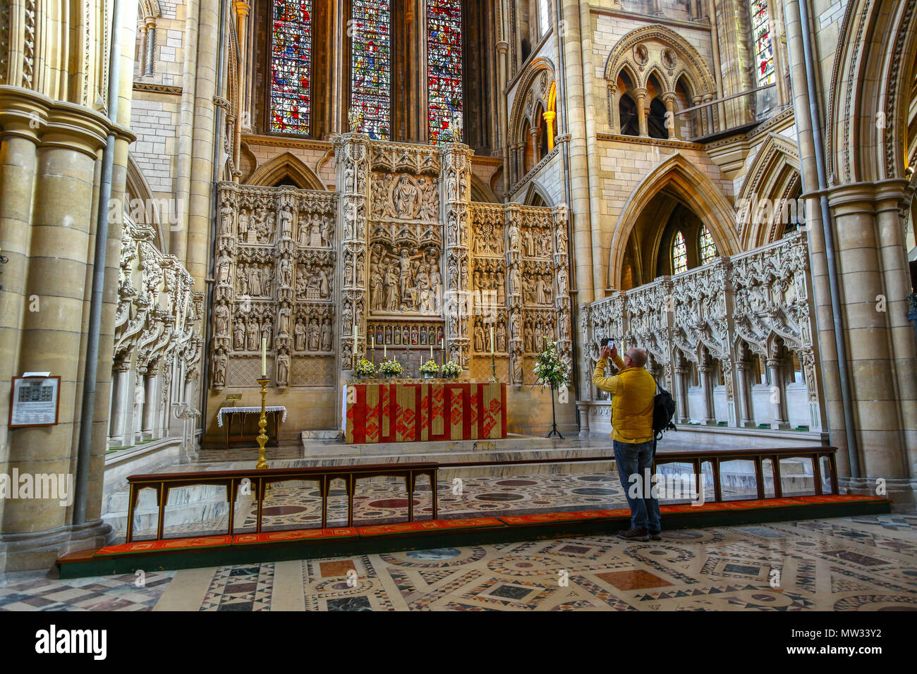 Quelqu'un de prendre une photo de l'autel à l'intérieur de la cathédrale de la Bienheureuse Vierge Marie, Truro, Cornwall, England, UK Banque D'Images