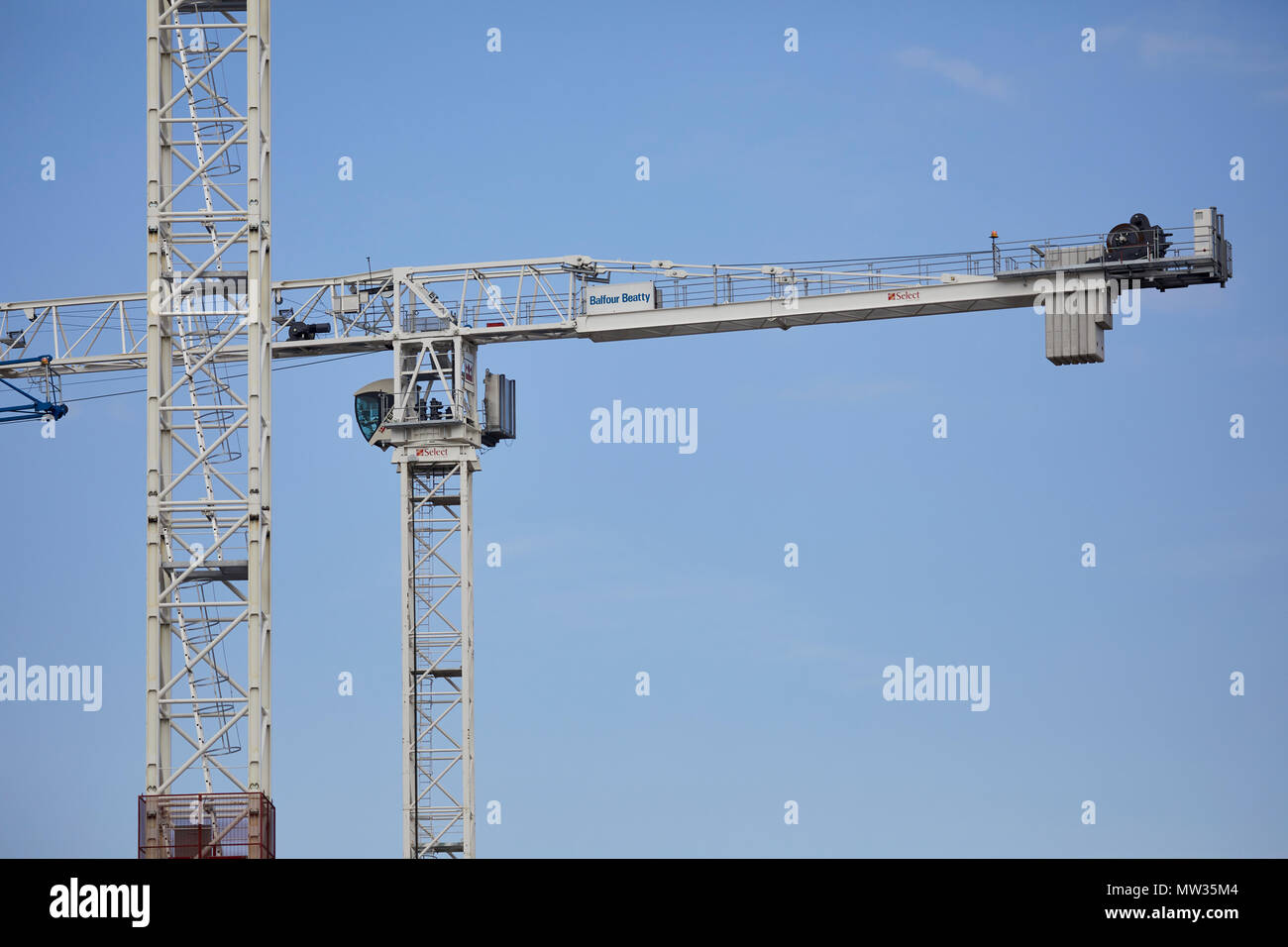Balfour Beatty, grues à tour sur l'horizon à l'Université de Manchester Banque D'Images
